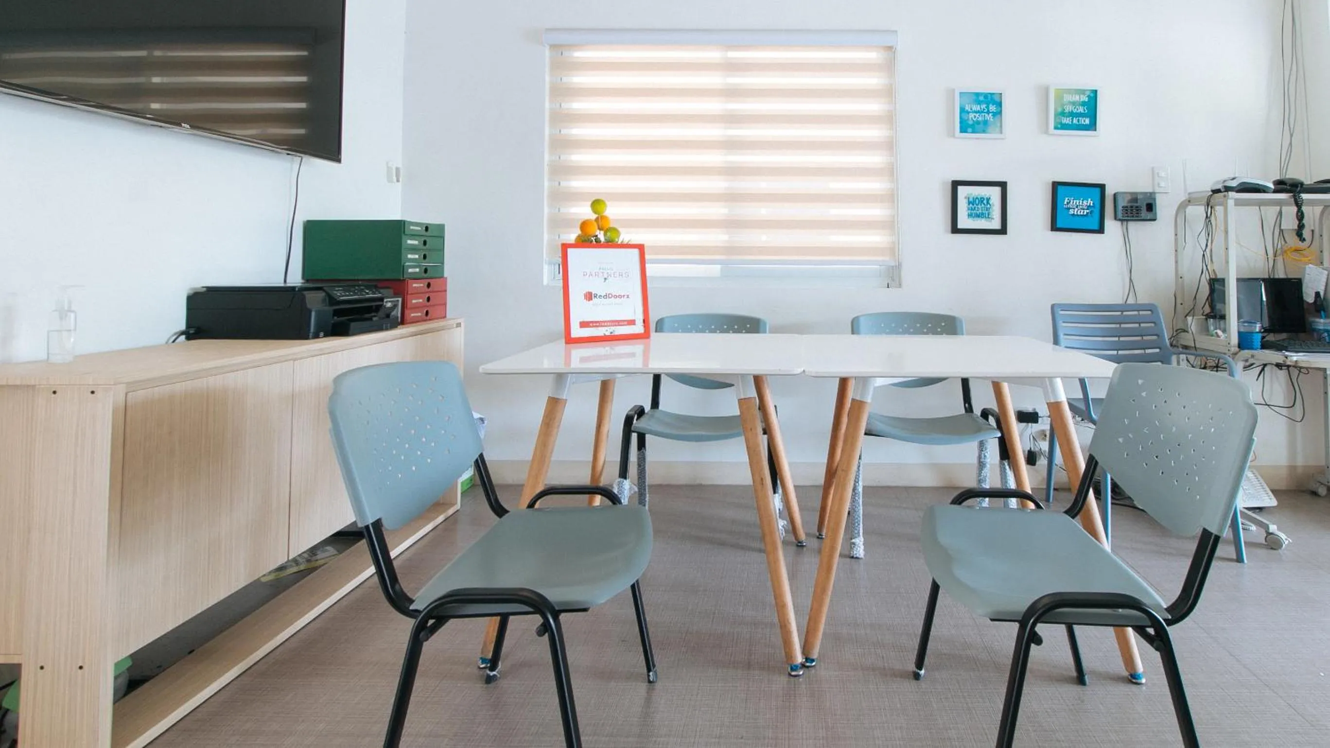 TV and multimedia in RedDoorz Plus at Alpina Heights Paranaque