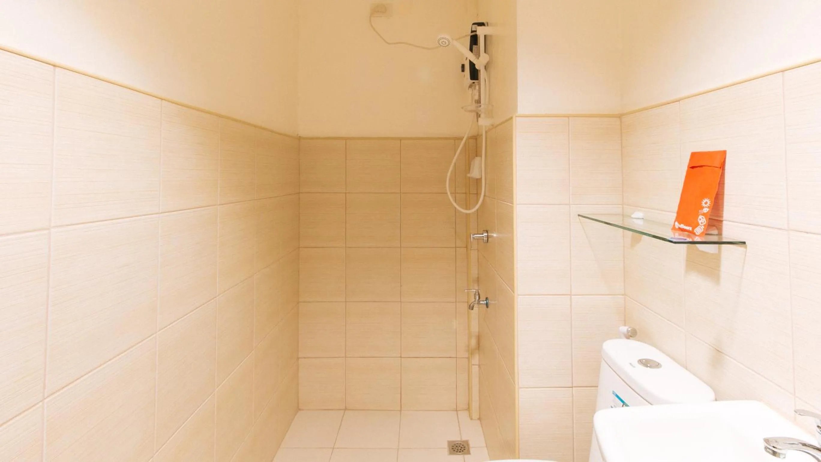 Shower in RedDoorz Plus at Alpina Heights Paranaque