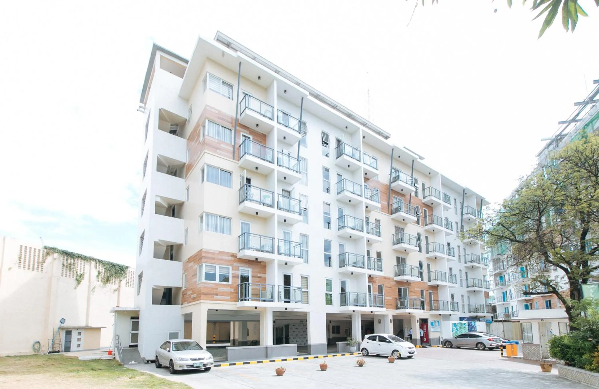 Property building in RedDoorz Plus at Alpina Heights Paranaque