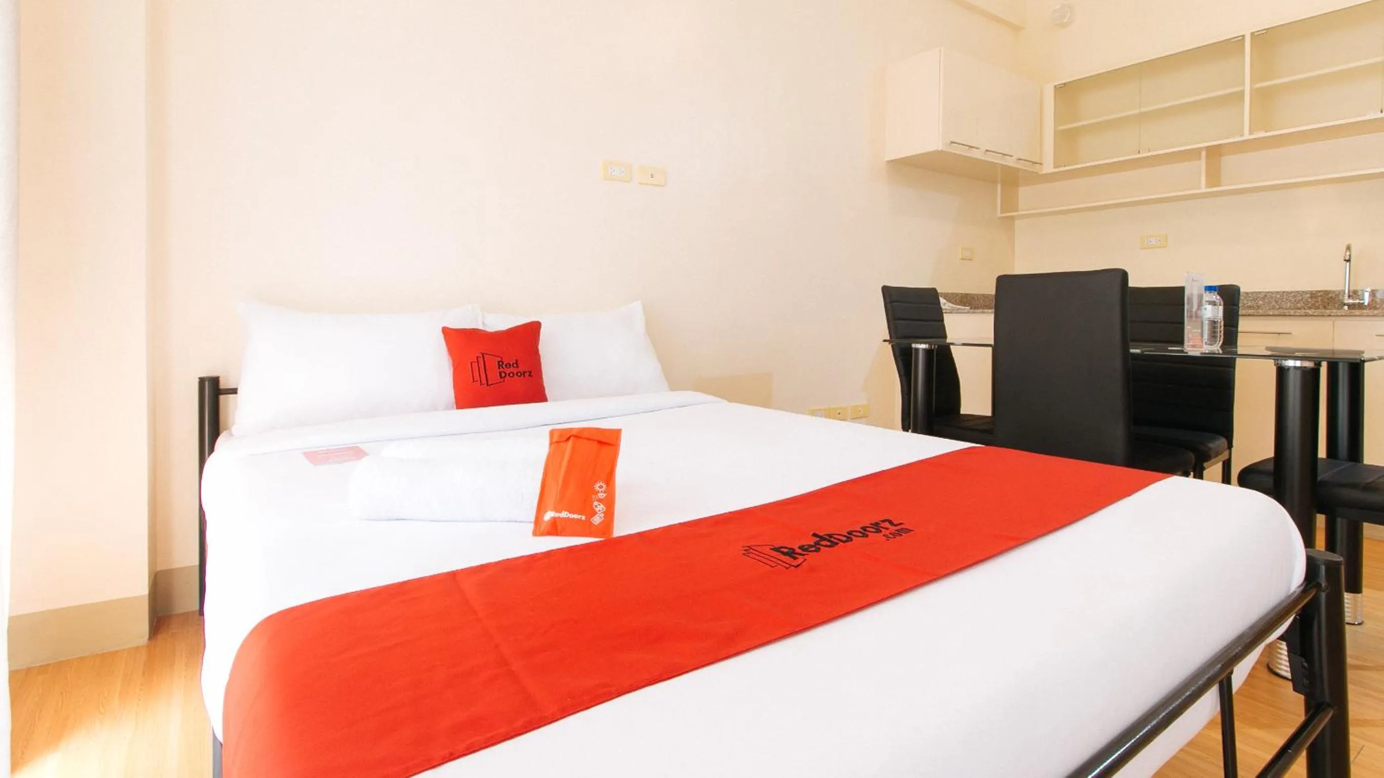 Bed in RedDoorz Plus at Alpina Heights Paranaque