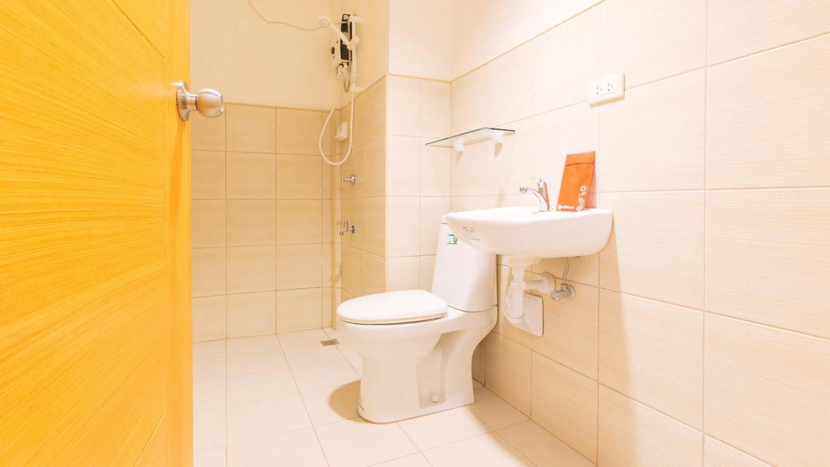 Shower in RedDoorz Plus at Alpina Heights Paranaque