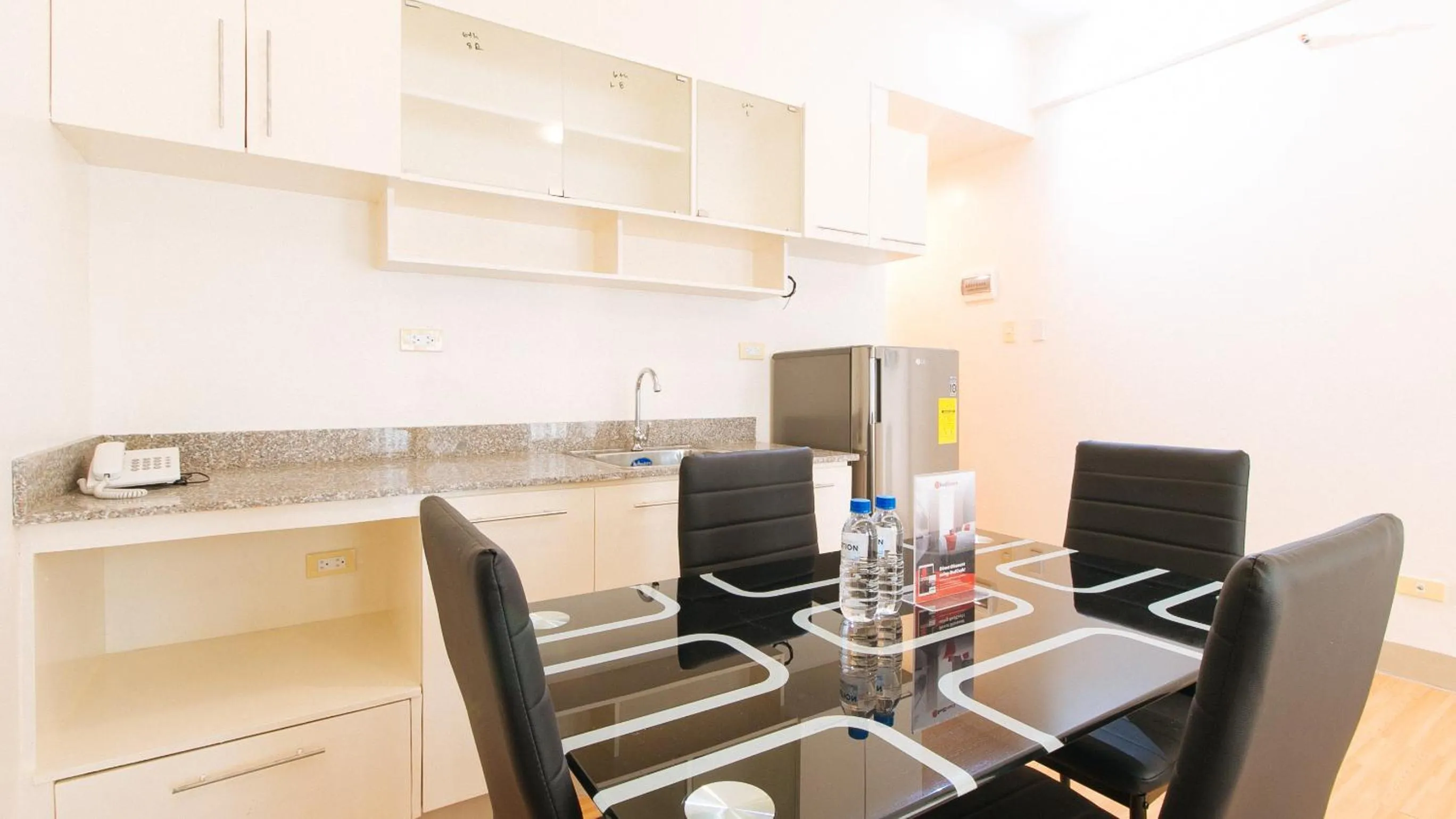 Kitchen or kitchenette in RedDoorz Plus at Alpina Heights Paranaque