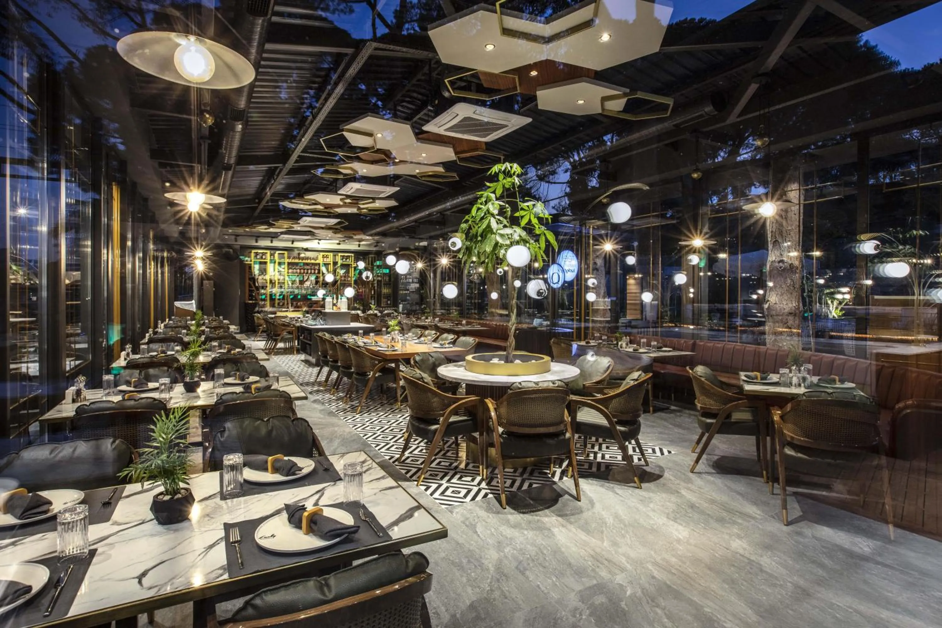 Restaurant/places to eat in Unique Life Style Hotel