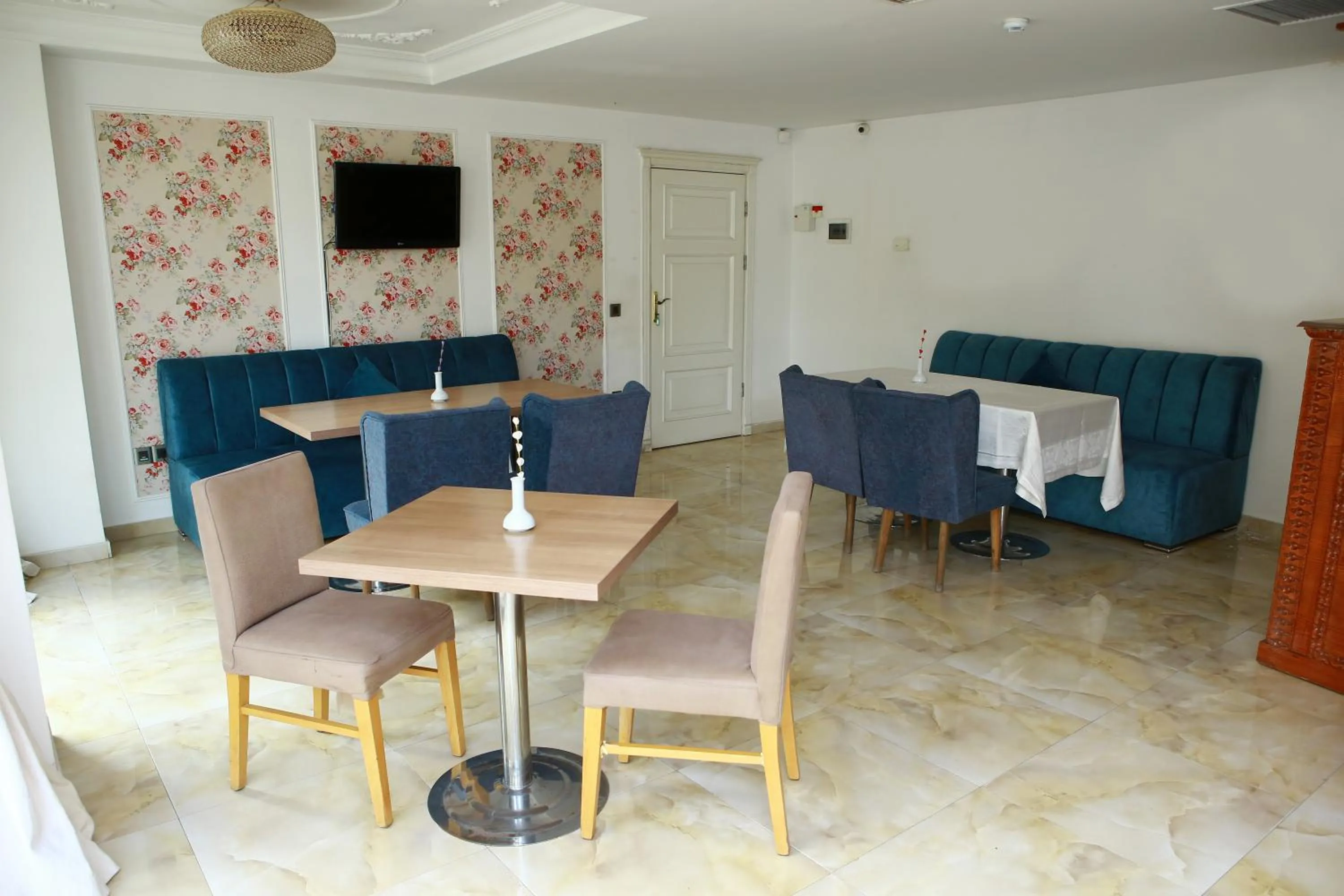 TV and multimedia in Deluxe Hotel Ganja