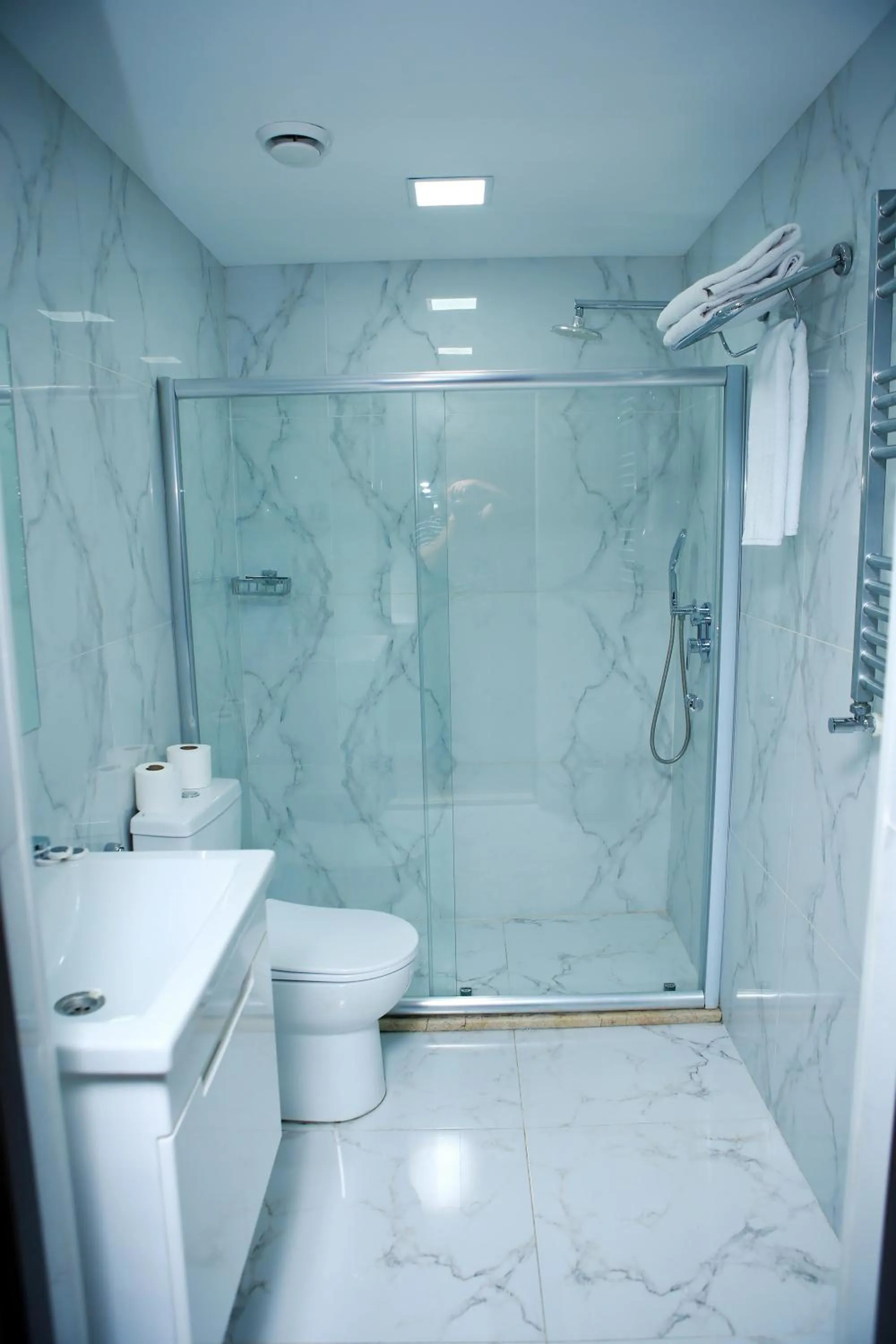 Shower in Deluxe Hotel Ganja