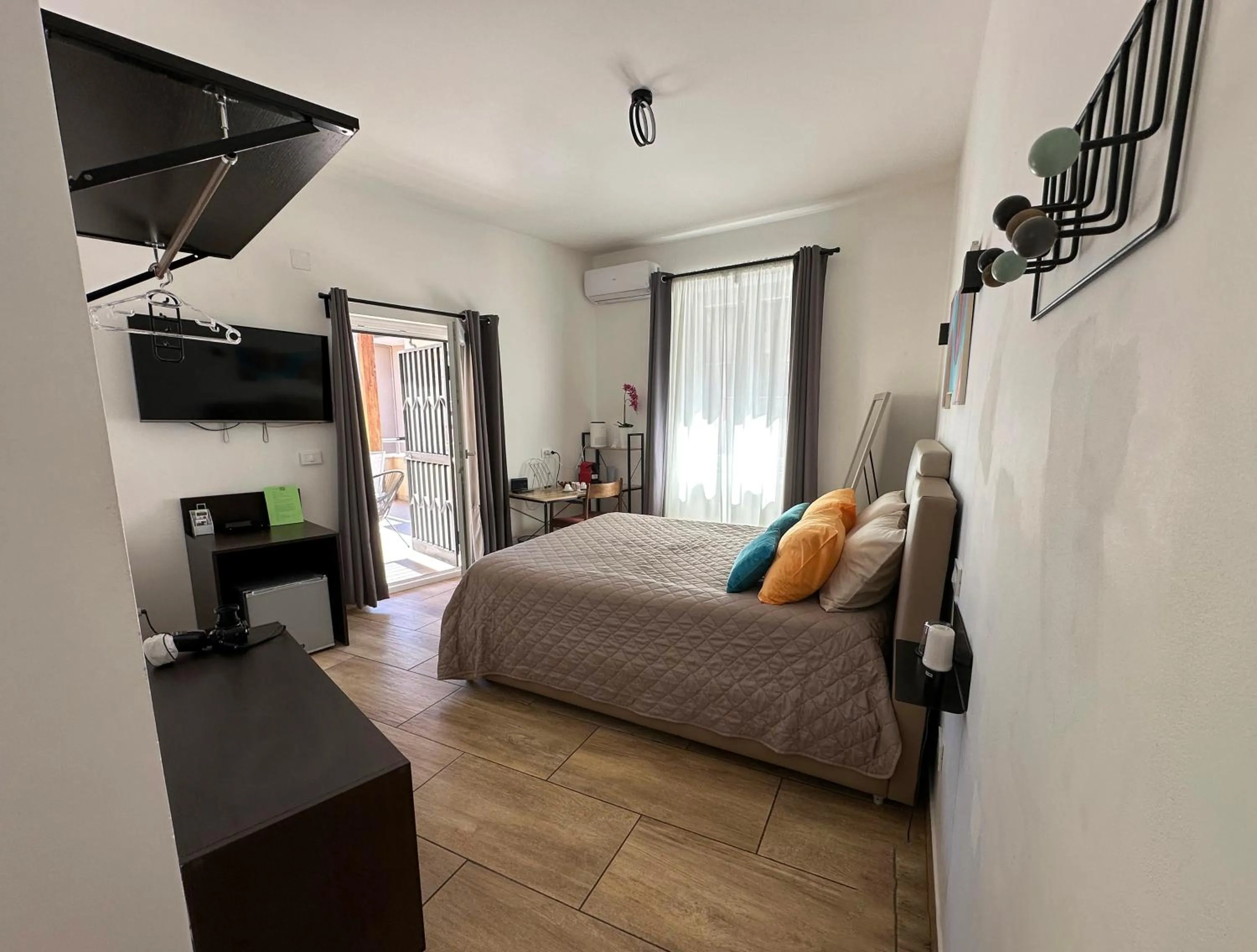 Bedroom, Bed in Zeta Rooms