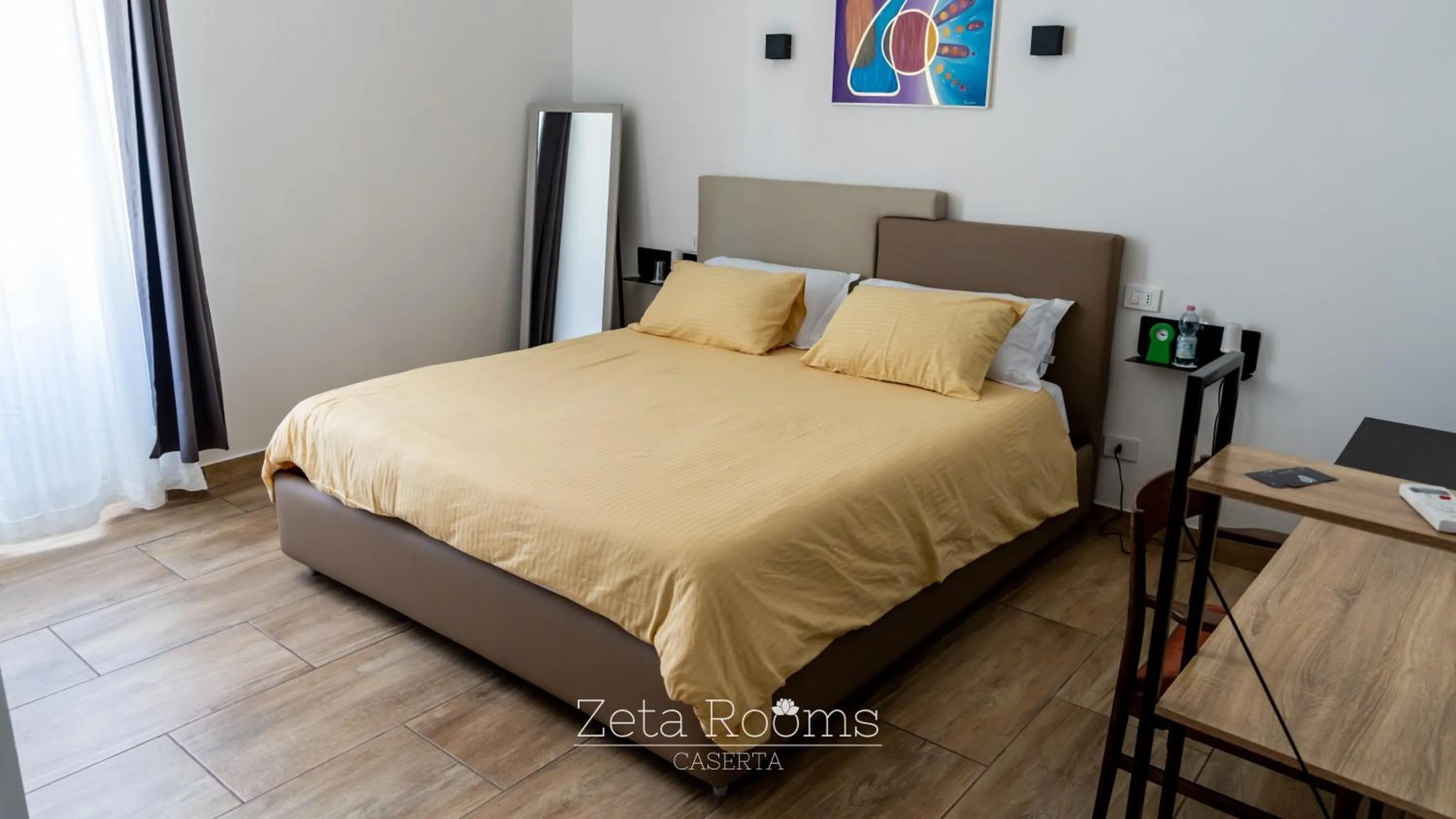 Photo of the whole room, Bed in Zeta Rooms