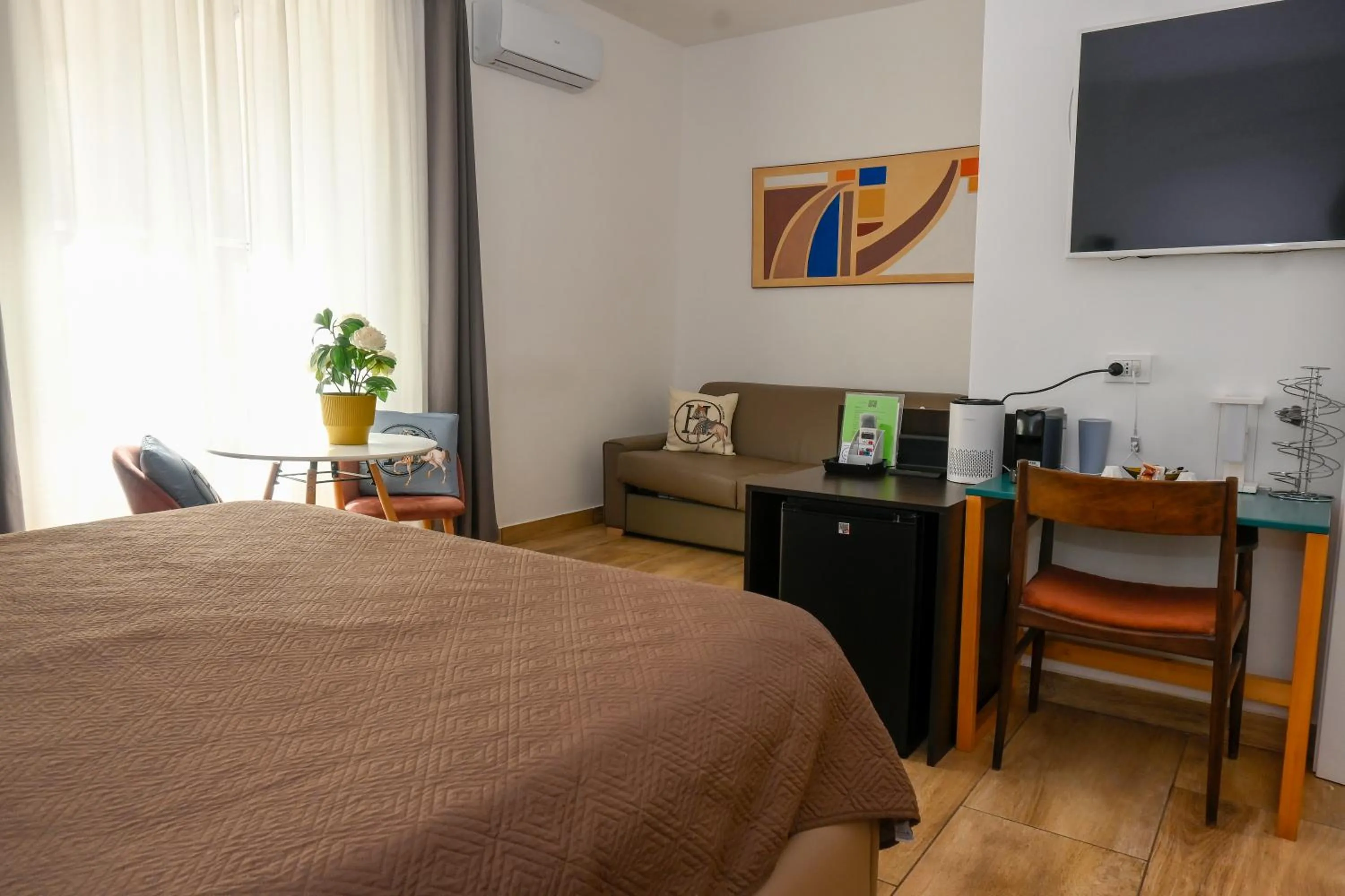 Bedroom, Bed in Zeta Rooms