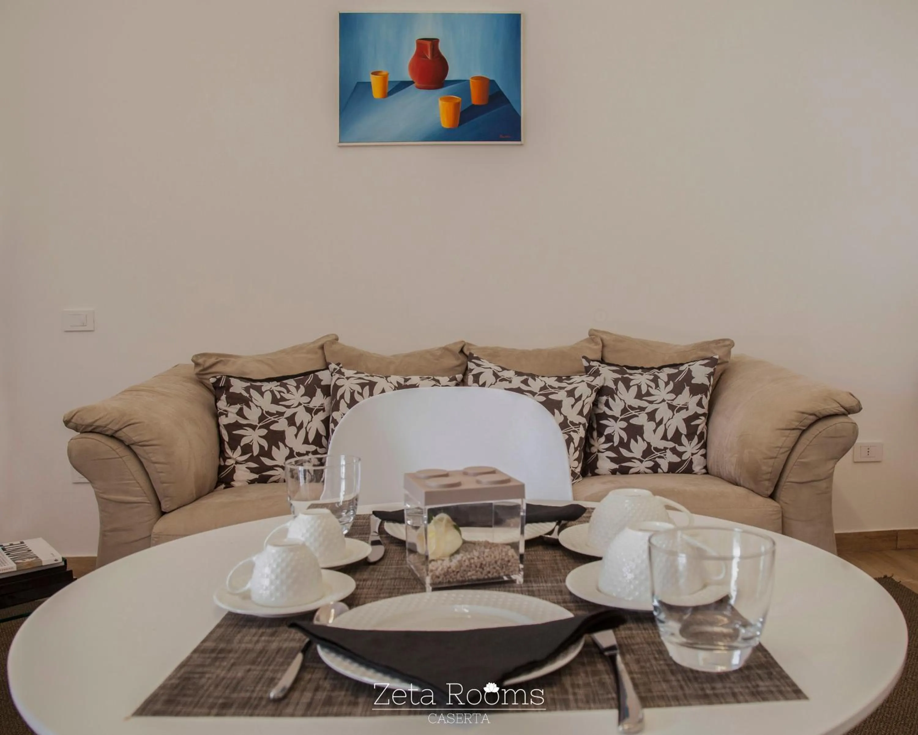 Restaurant/places to eat in Zeta Rooms