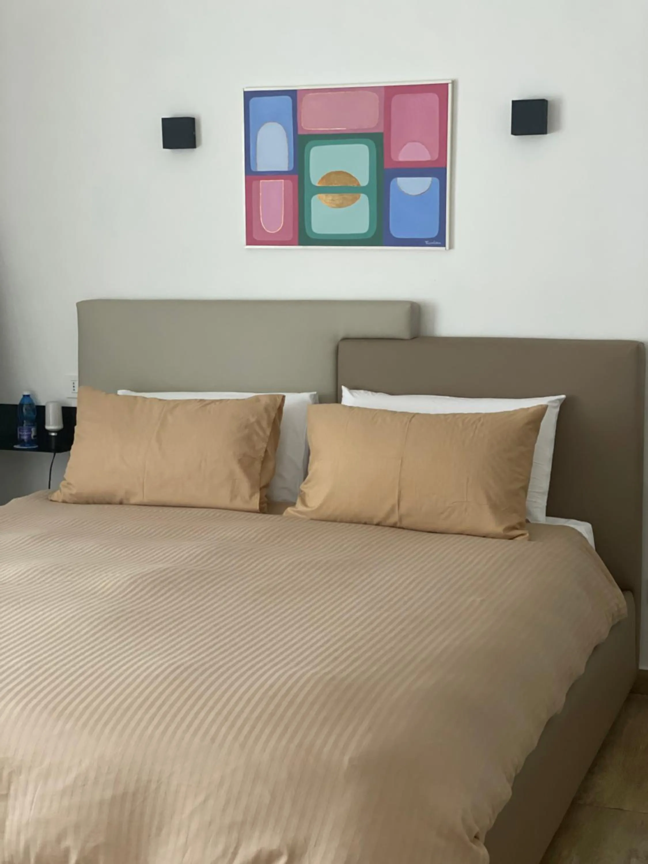 Photo of the whole room, Bed in Zeta Rooms