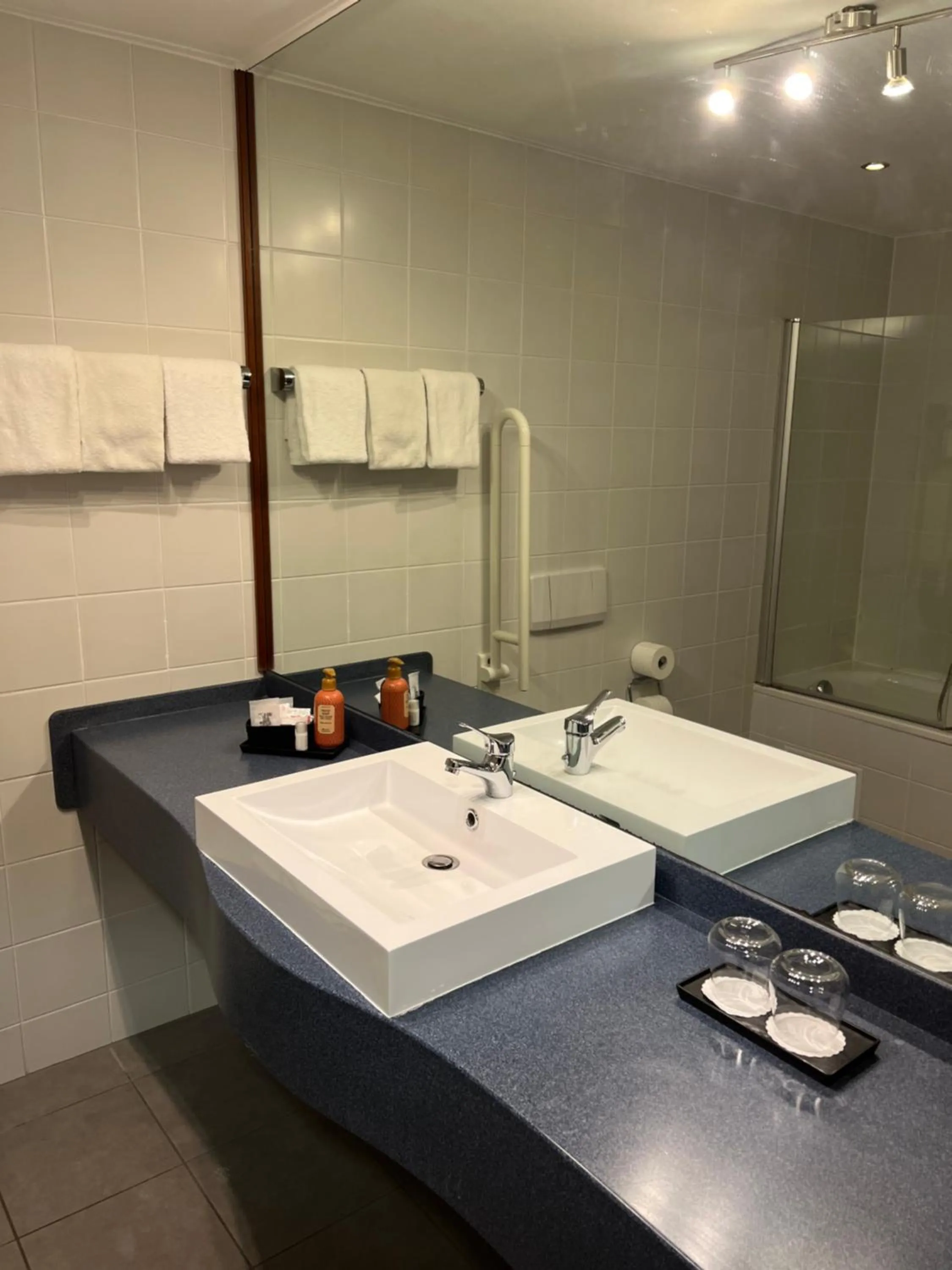 Bathroom in Skycity Hotel Atrigon