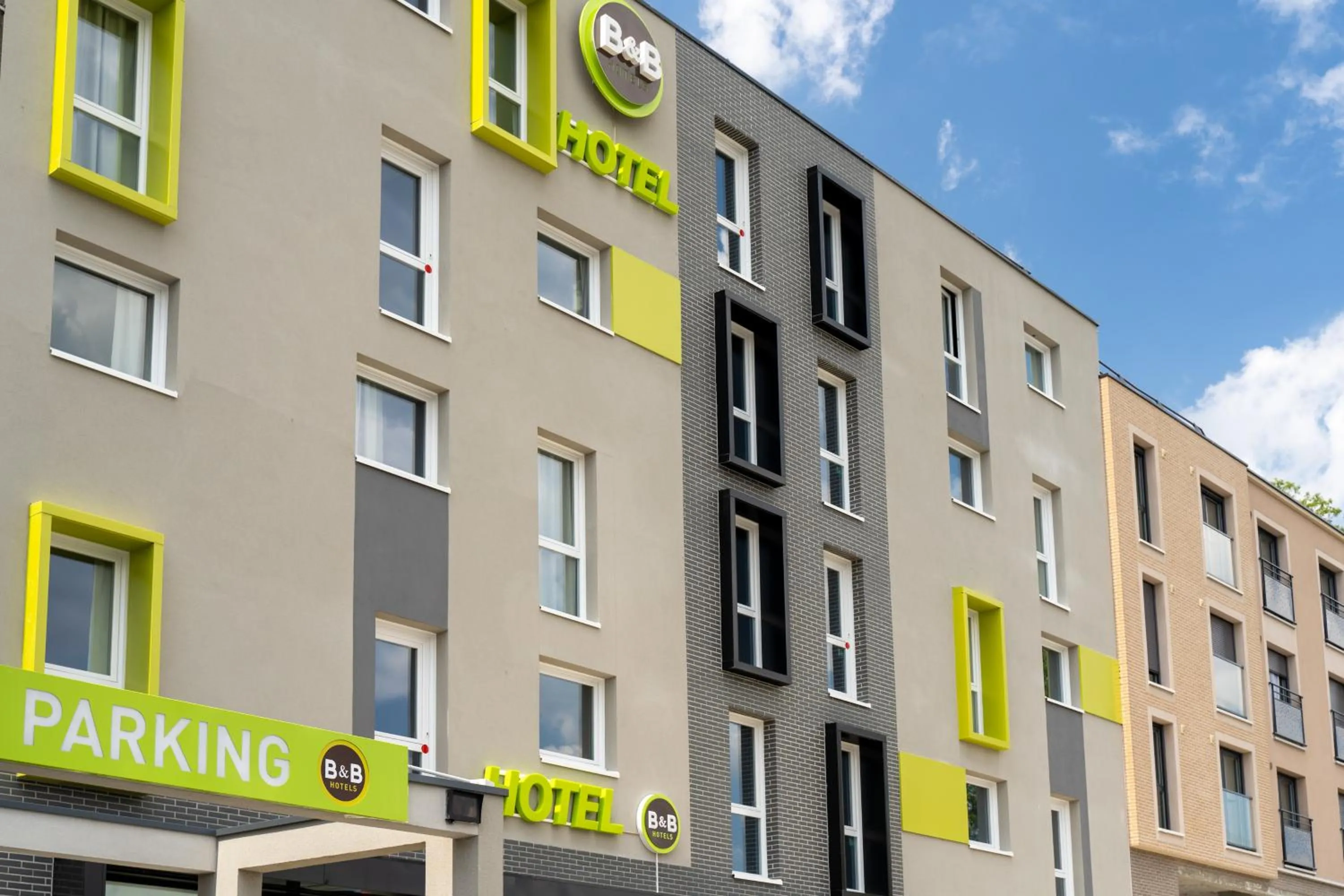 Property building in B&B HOTEL Le Port Marly Saint Germain en Laye