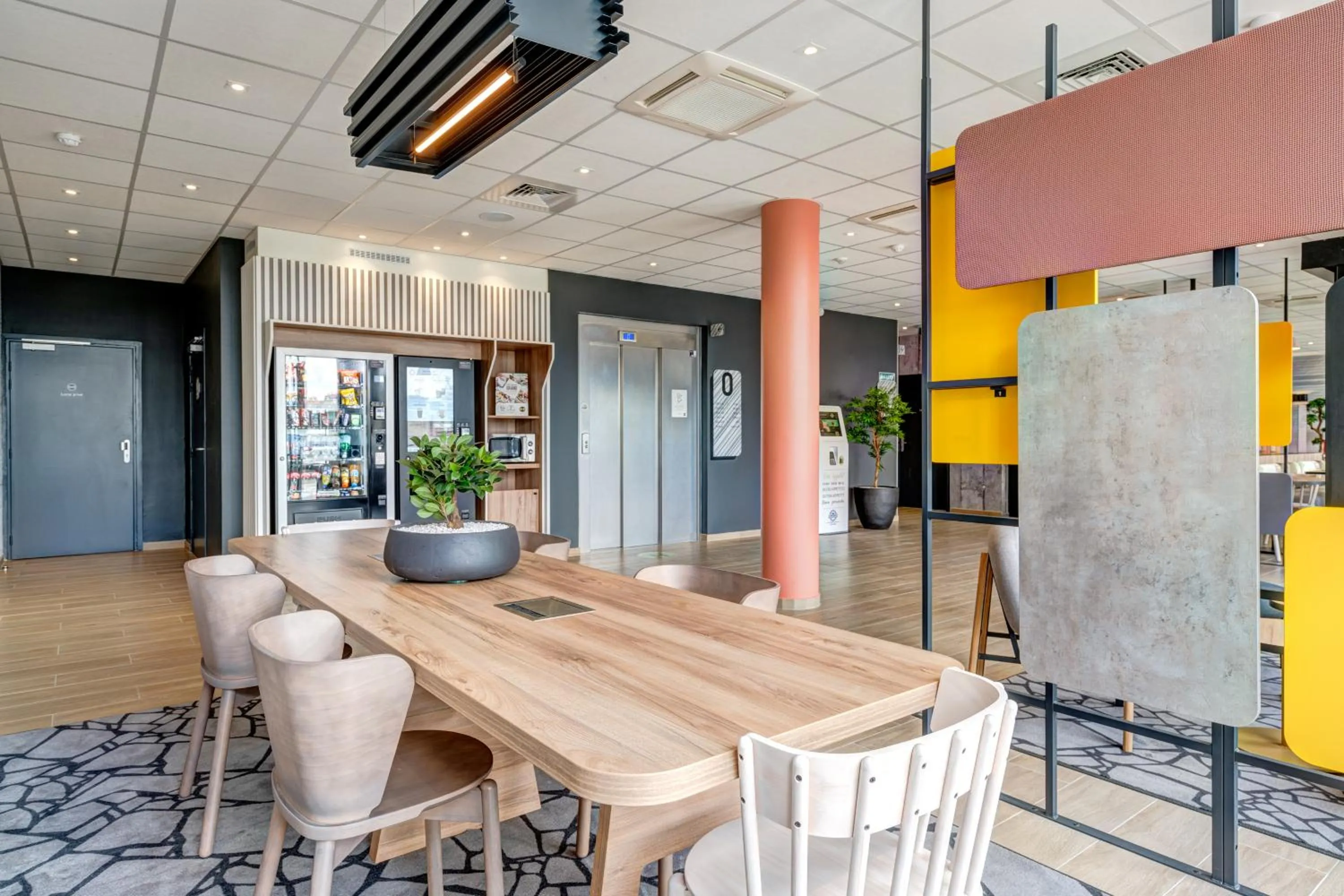 Communal lounge/ TV room in B&B HOTEL Le Port Marly Saint Germain en Laye