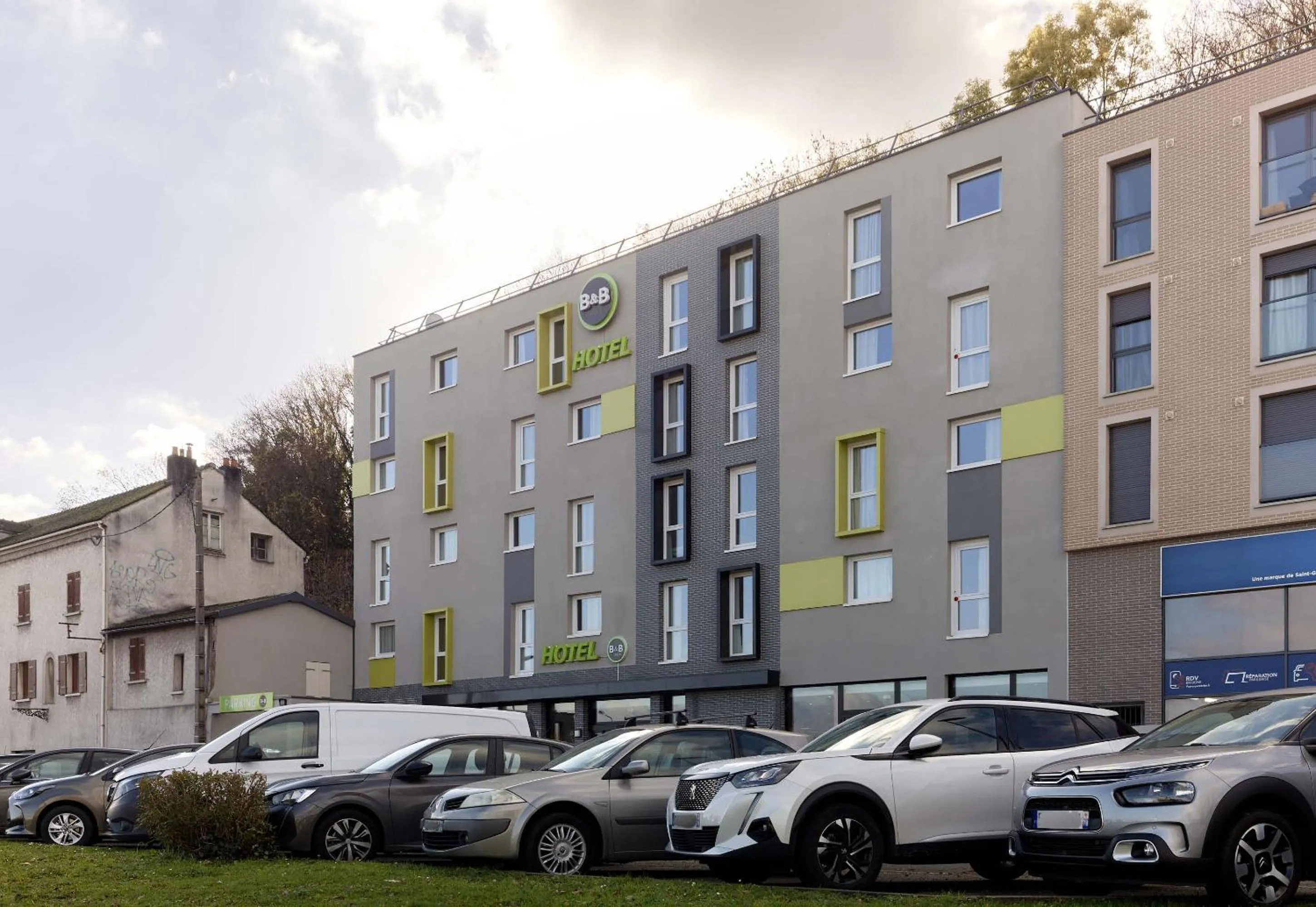 Property building in B&B HOTEL Le Port Marly Saint Germain en Laye