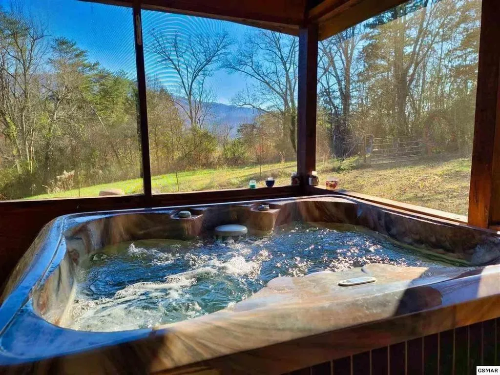 Beautiful View! Log cabin,Fireplace,Hot Tub,Arcade,Pool,Fishing