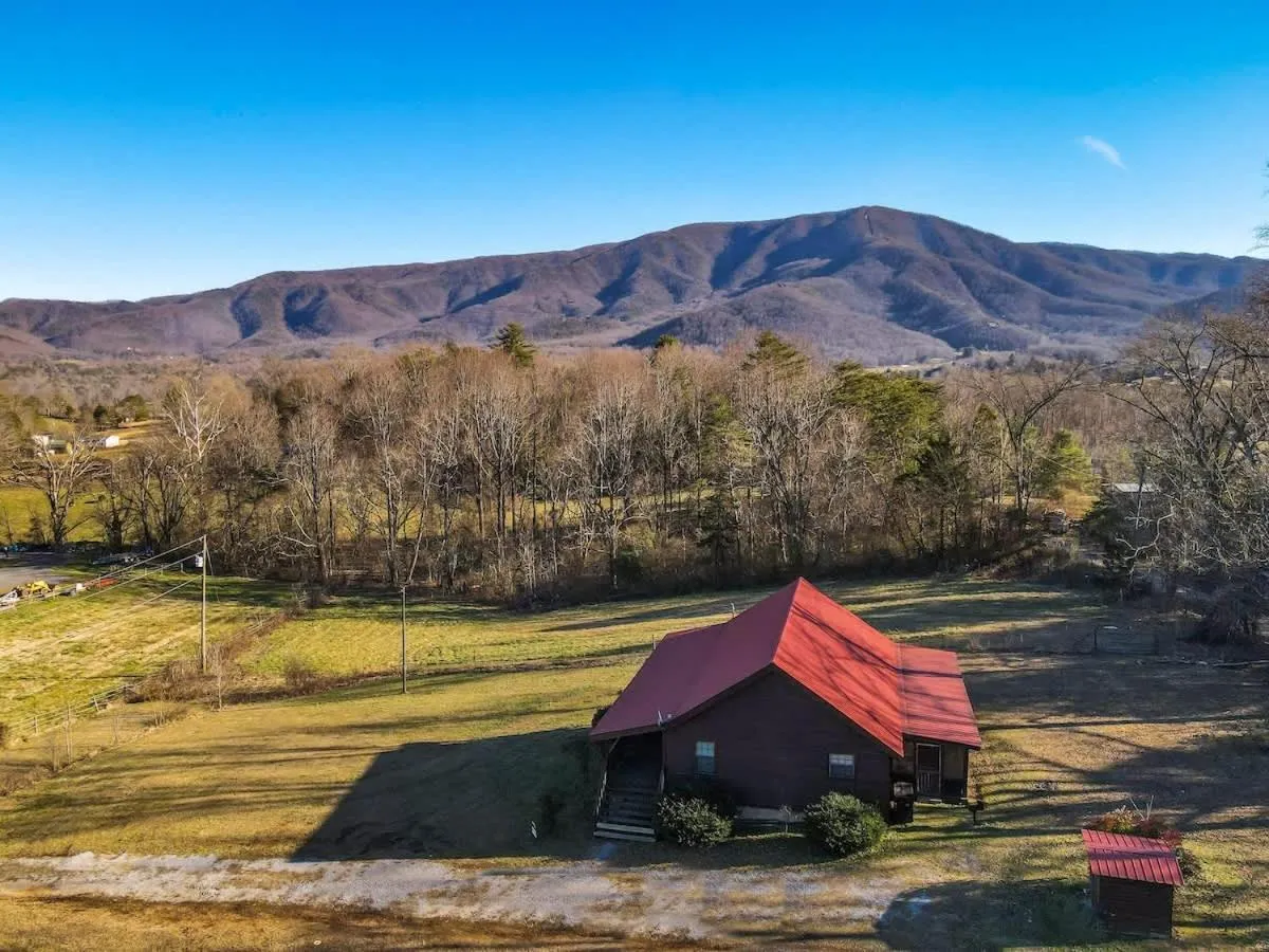 Beautiful View! Log cabin,Fireplace,Hot Tub,Arcade,Pool,Fishing