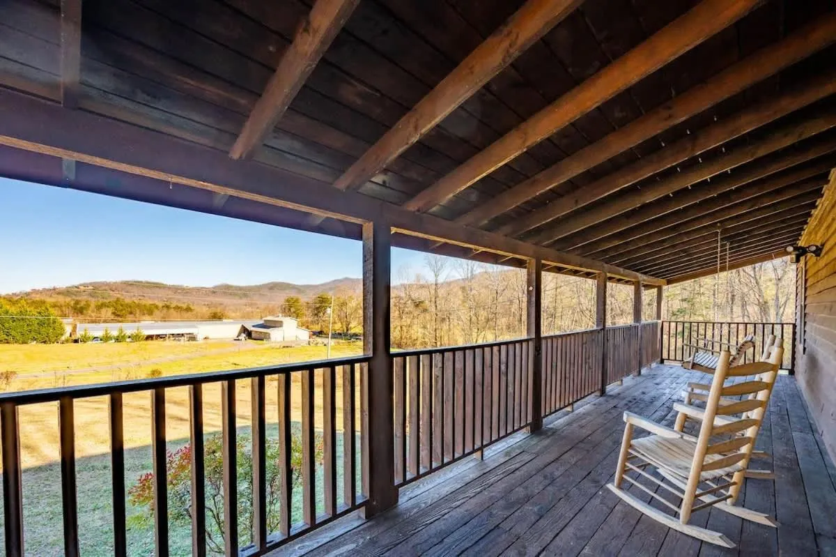 Beautiful View! Log cabin,Fireplace,Hot Tub,Arcade,Pool,Fishing