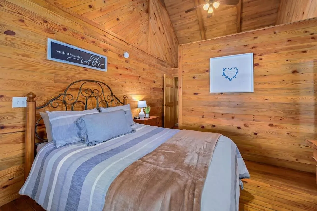 Bed in Beautiful View! Log cabin,Fireplace,Hot Tub,Arcade,Pool,Fishing