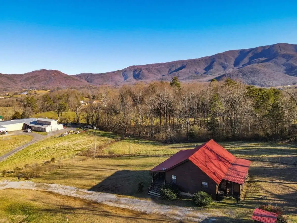 Beautiful View! Log cabin,Fireplace,Hot Tub,Arcade,Pool,Fishing