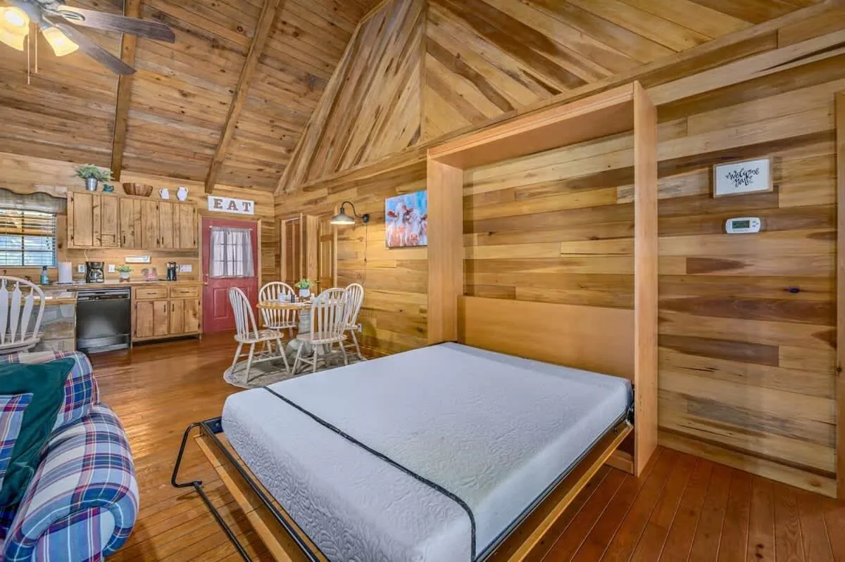 Beautiful View! Log cabin,Fireplace,Hot Tub,Arcade,Pool,Fishing