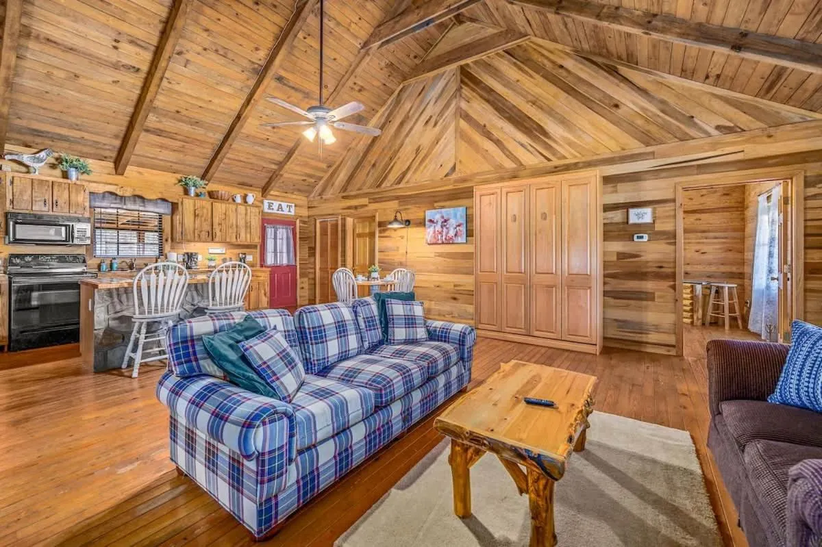 Beautiful View! Log cabin,Fireplace,Hot Tub,Arcade,Pool,Fishing