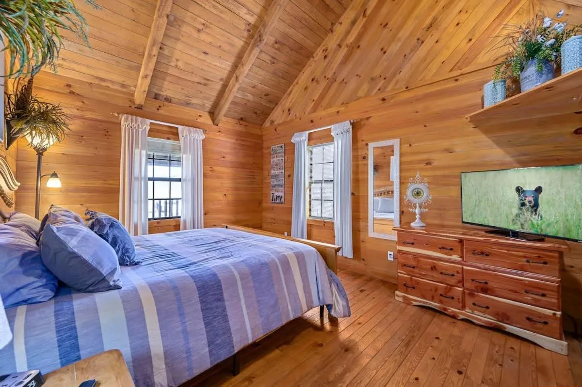 Bed in Beautiful View! Log cabin,Fireplace,Hot Tub,Arcade,Pool,Fishing