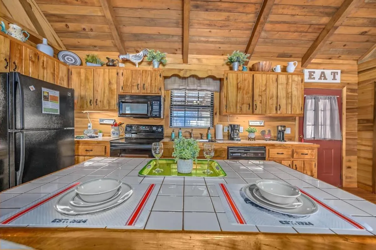 Beautiful View! Log cabin,Fireplace,Hot Tub,Arcade,Pool,Fishing