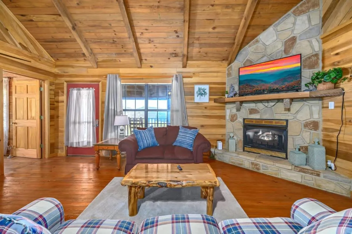 Beautiful View! Log cabin,Fireplace,Hot Tub,Arcade,Pool,Fishing