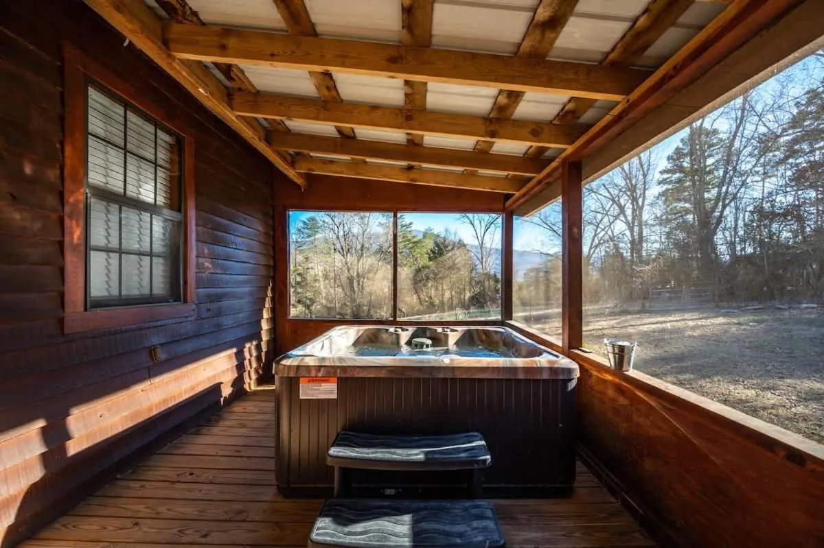 Beautiful View! Log cabin,Fireplace,Hot Tub,Arcade,Pool,Fishing