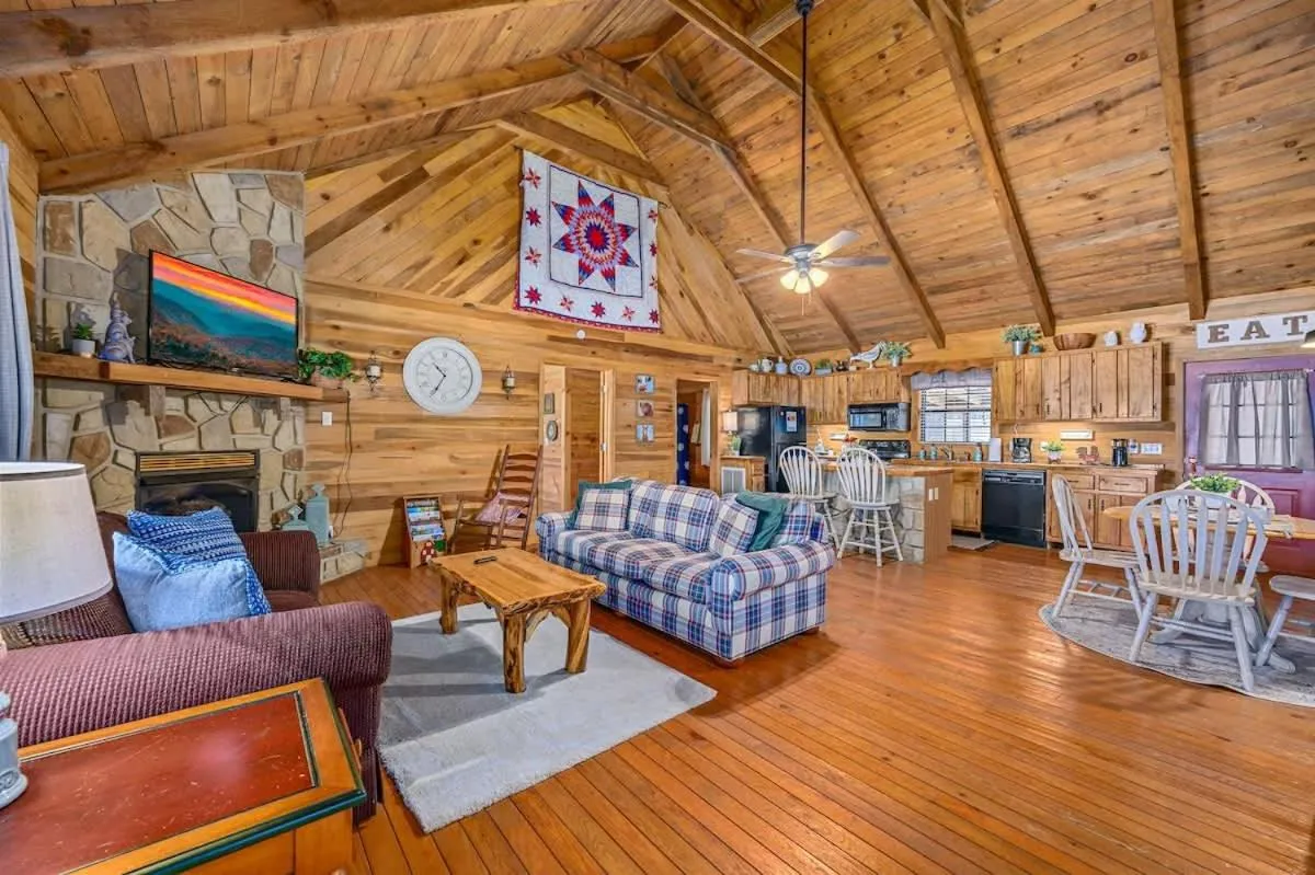 Beautiful View! Log cabin,Fireplace,Hot Tub,Arcade,Pool,Fishing