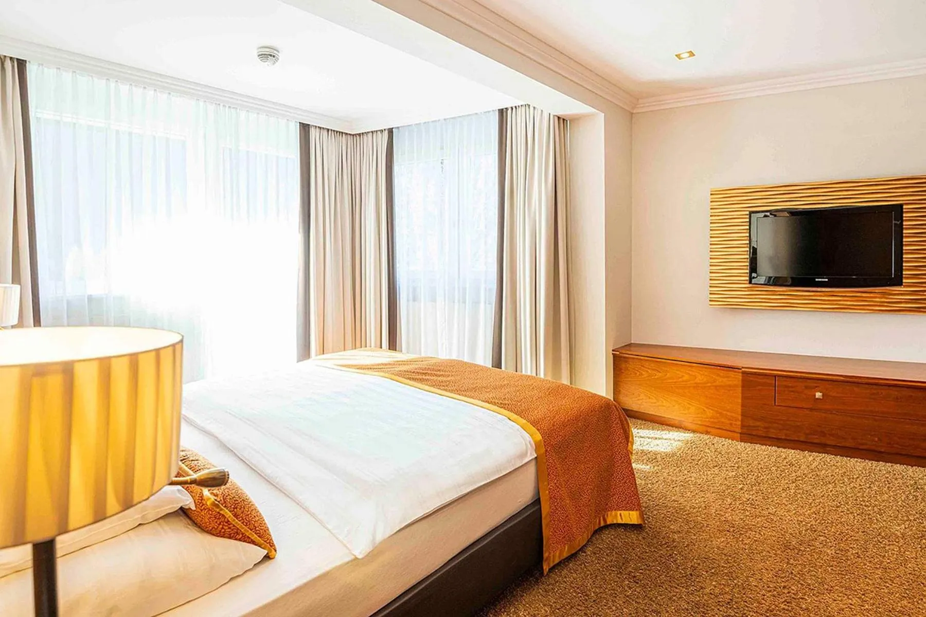 Photo of the whole room, Bed in EUROPÄISCHER HOF Bad Gastein