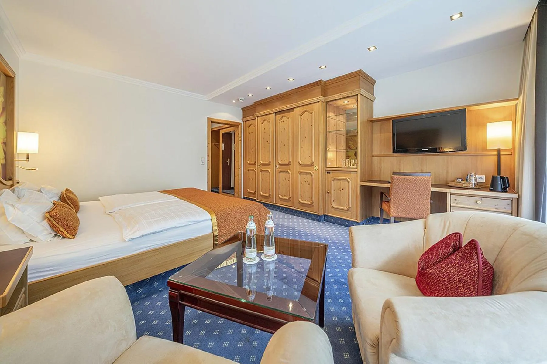 Photo of the whole room, Bed in EUROPÄISCHER HOF Bad Gastein