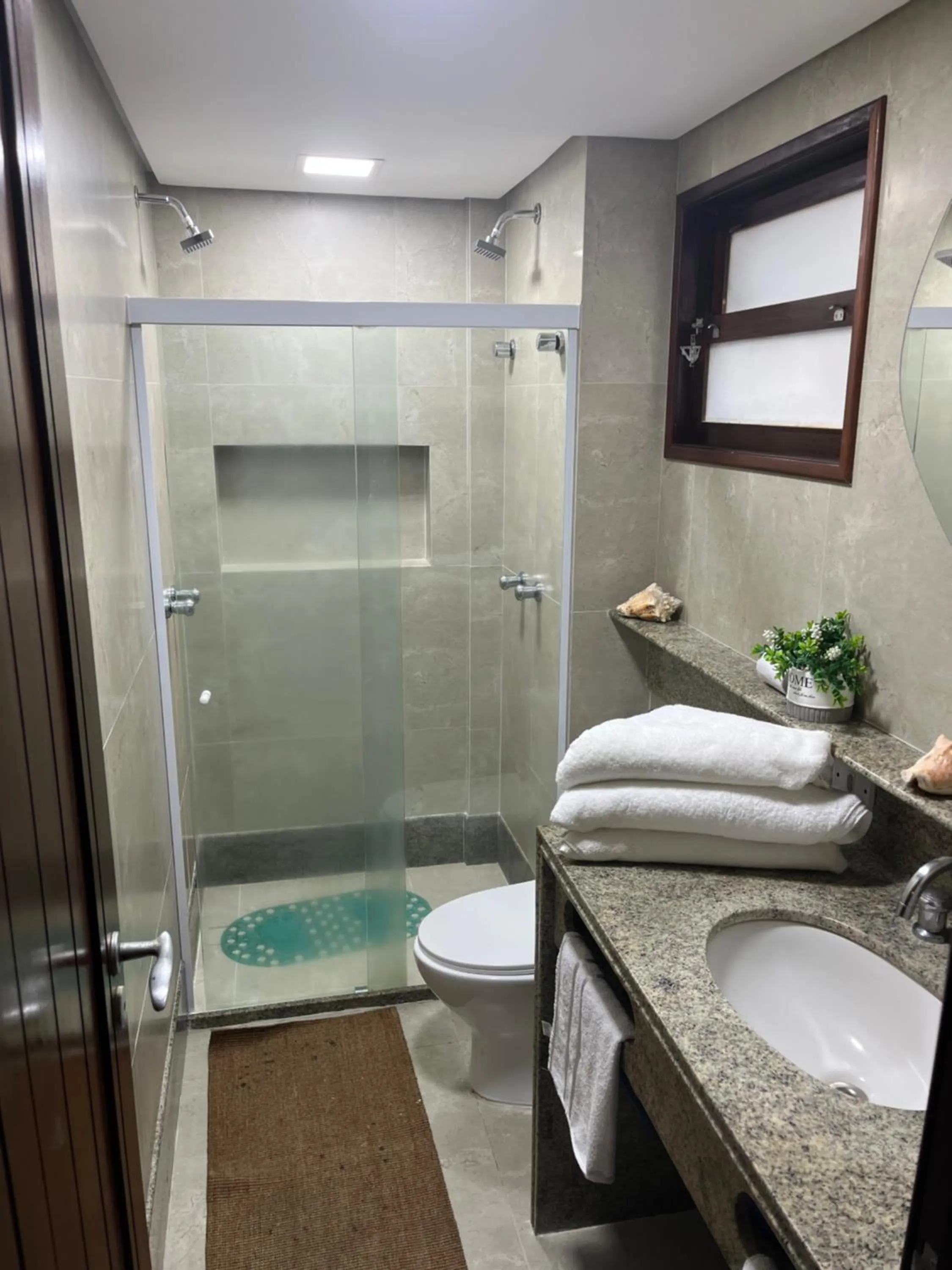 Flat completo a beira mar com vista exuberante - pé-na-areia mesmo!