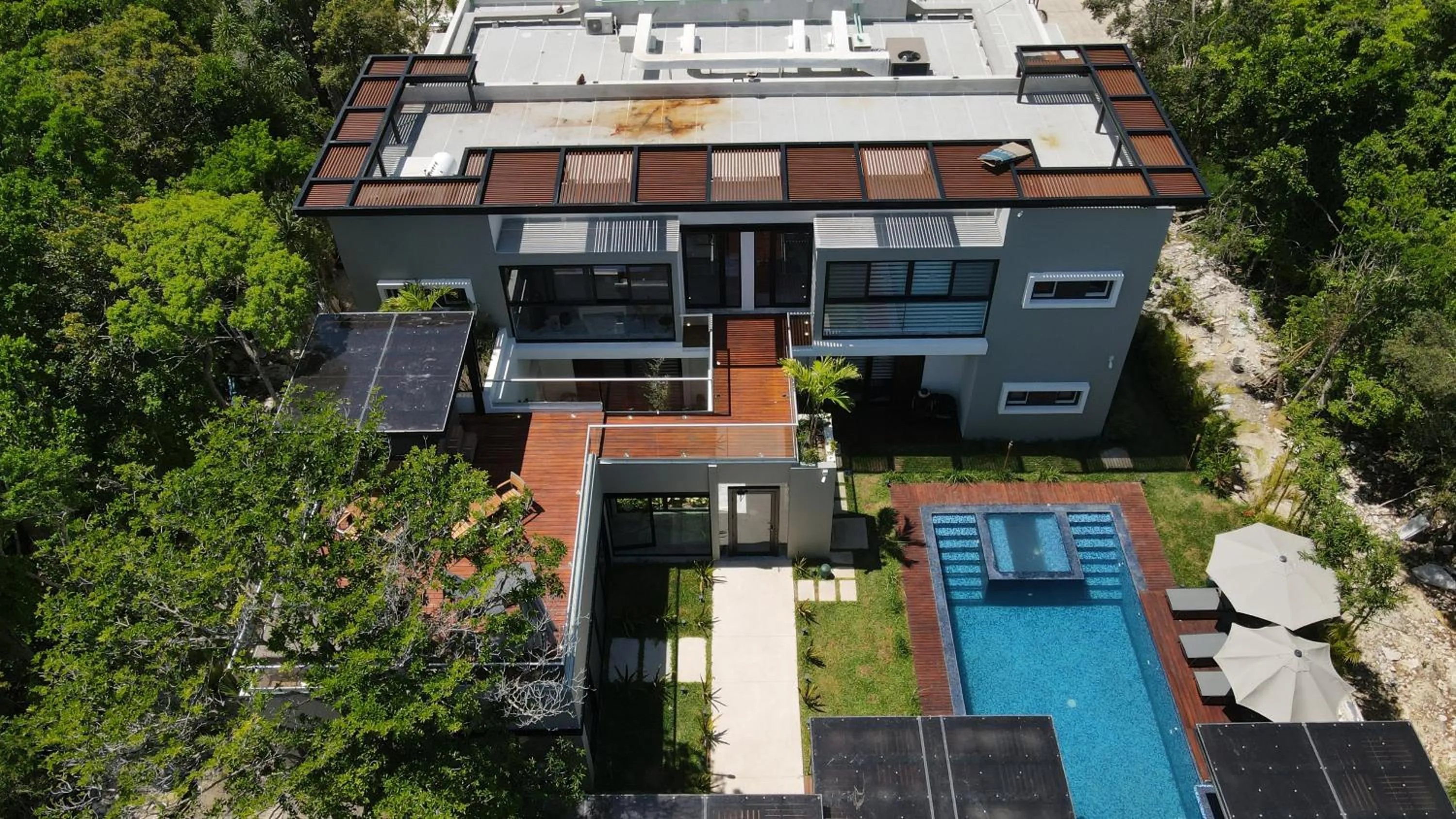 Property building in Panther Bay Boutique Hotel