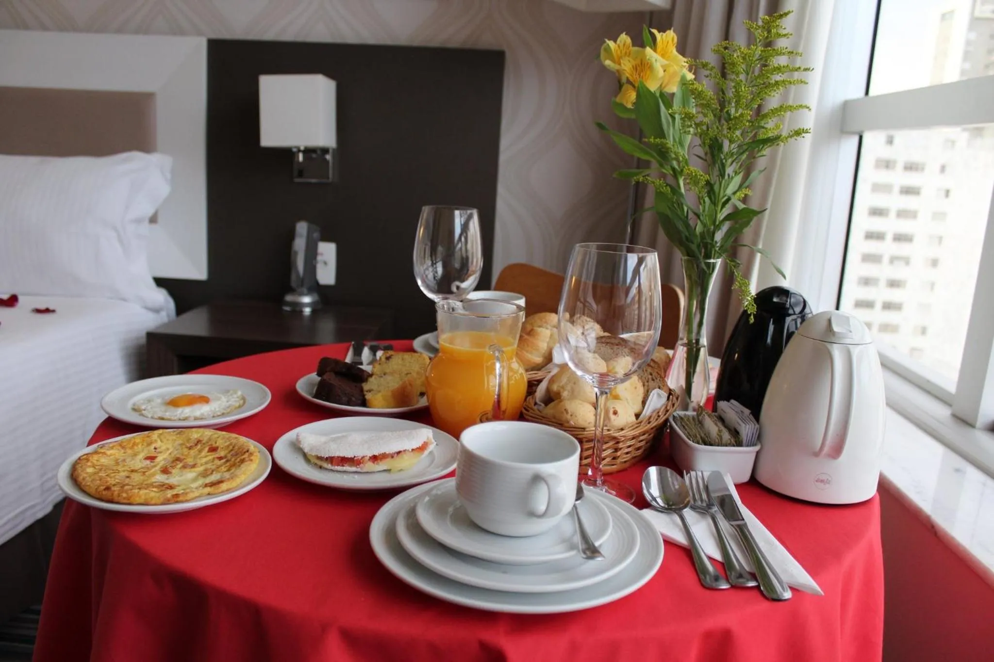 Photo of the whole room in Holiday Inn Belo Horizonte Savassi by IHG