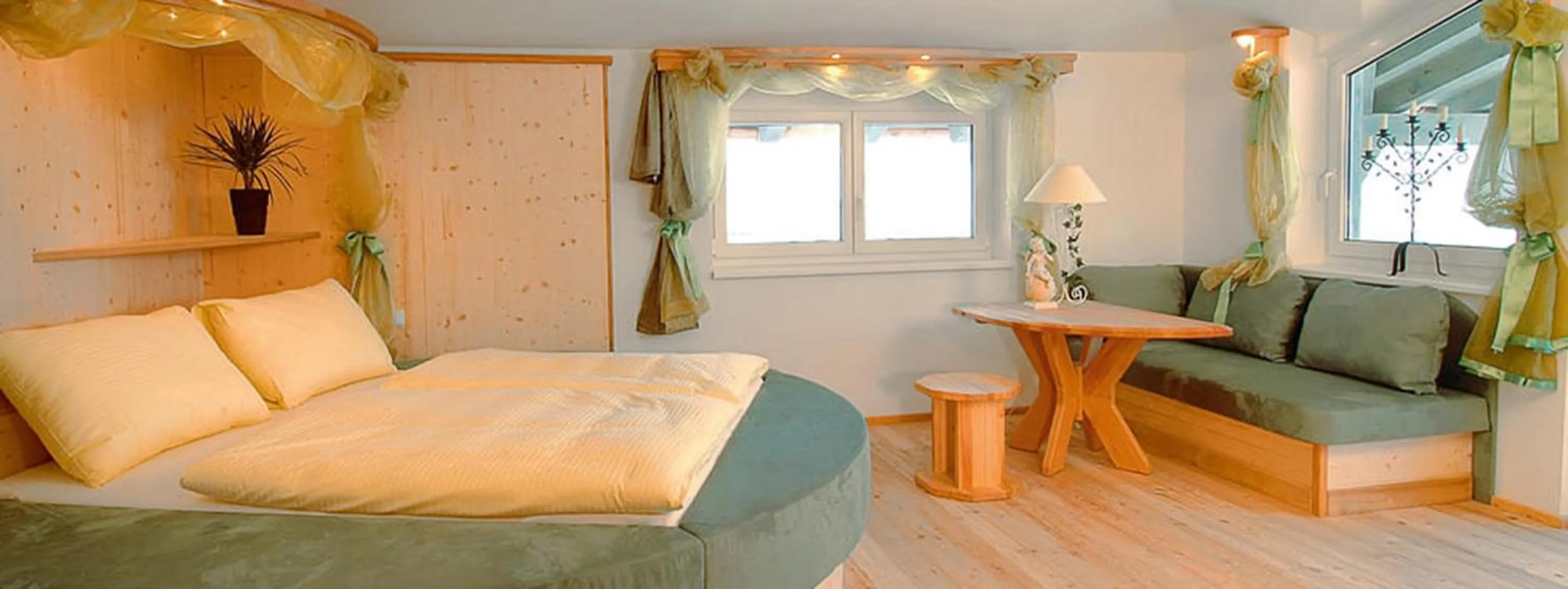 Photo of the whole room, Bed in Bed & Breakfast Landhaus Strasser