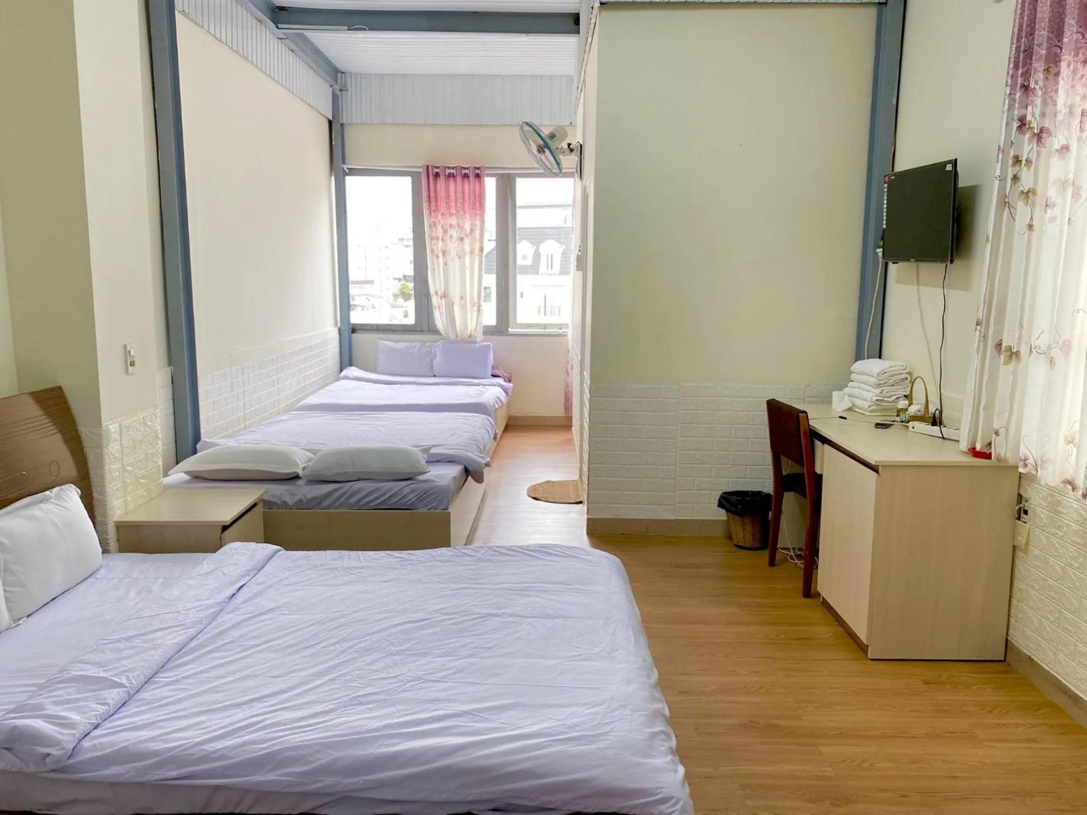 Property building, Bed in Sao Mai Tim Hotel
