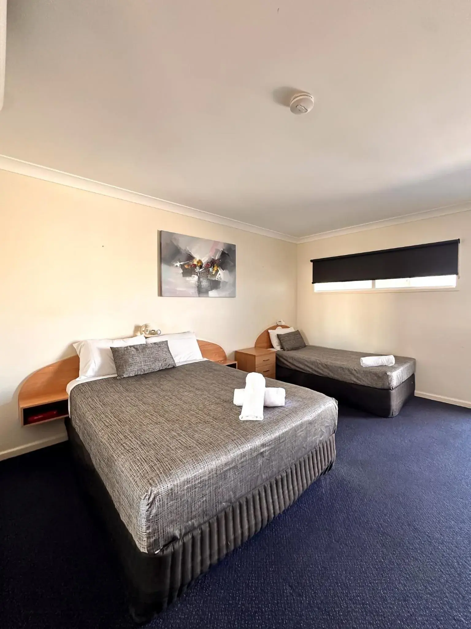 Deluxe Triple Room in Boulevard Lodge Bundaberg Deluxe Triple Room in Boulevard Lodge Bundaberg