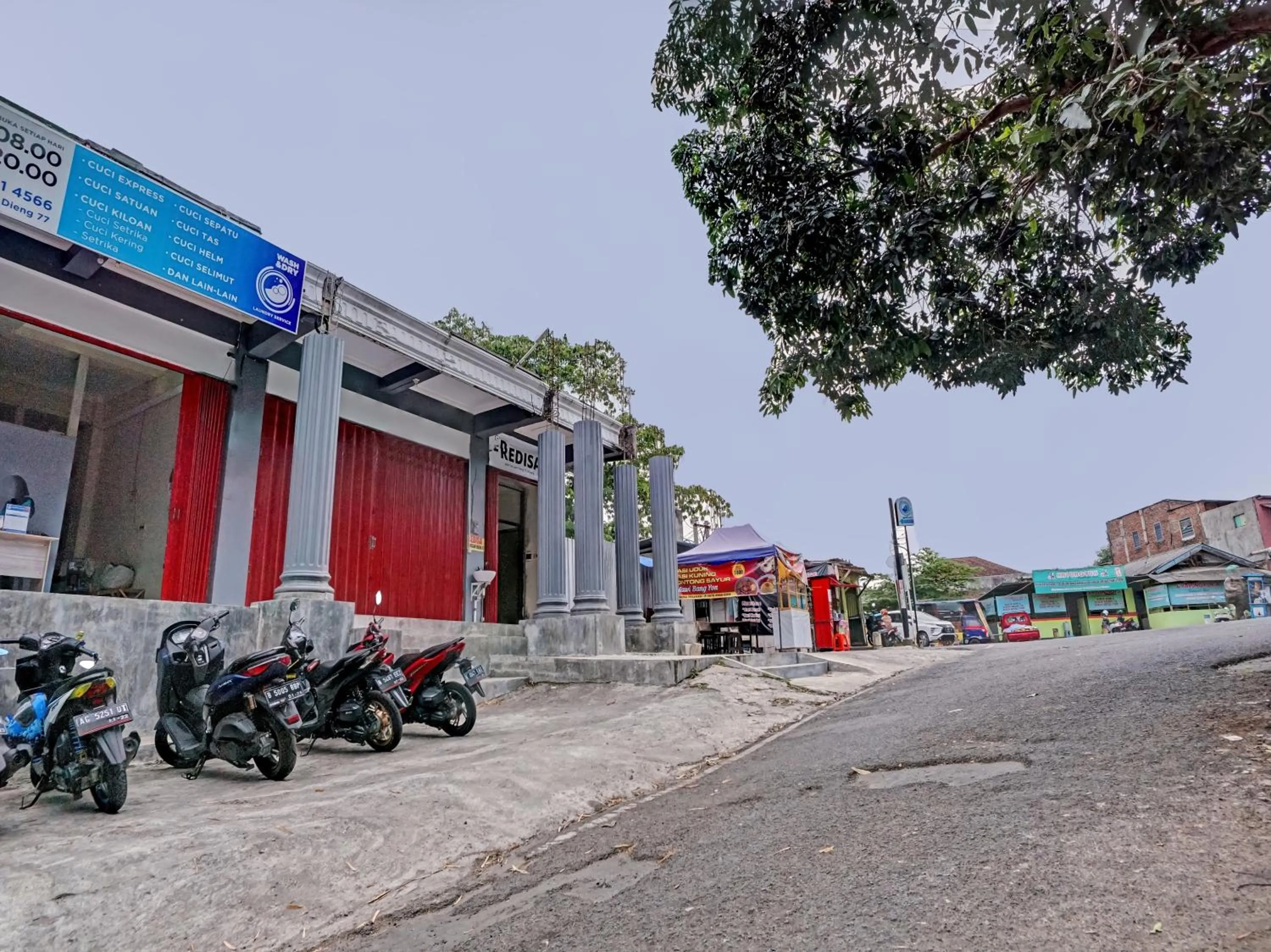 Facade/entrance in RedDoorz near Universitas Merdeka Malang 2