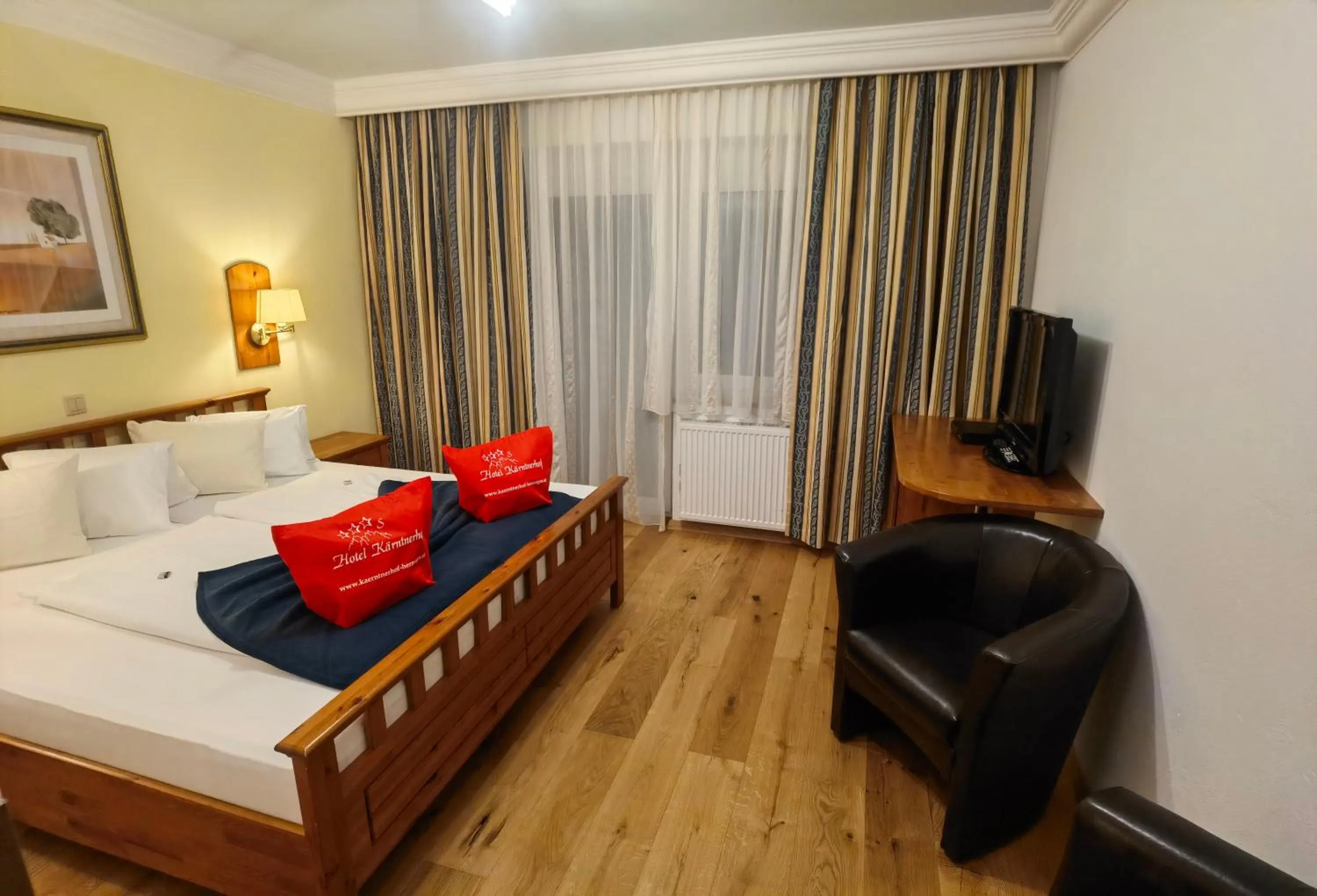 Photo of the whole room, Bed in Hotel Kärntnerhof & Suiten 3-Stern Superior