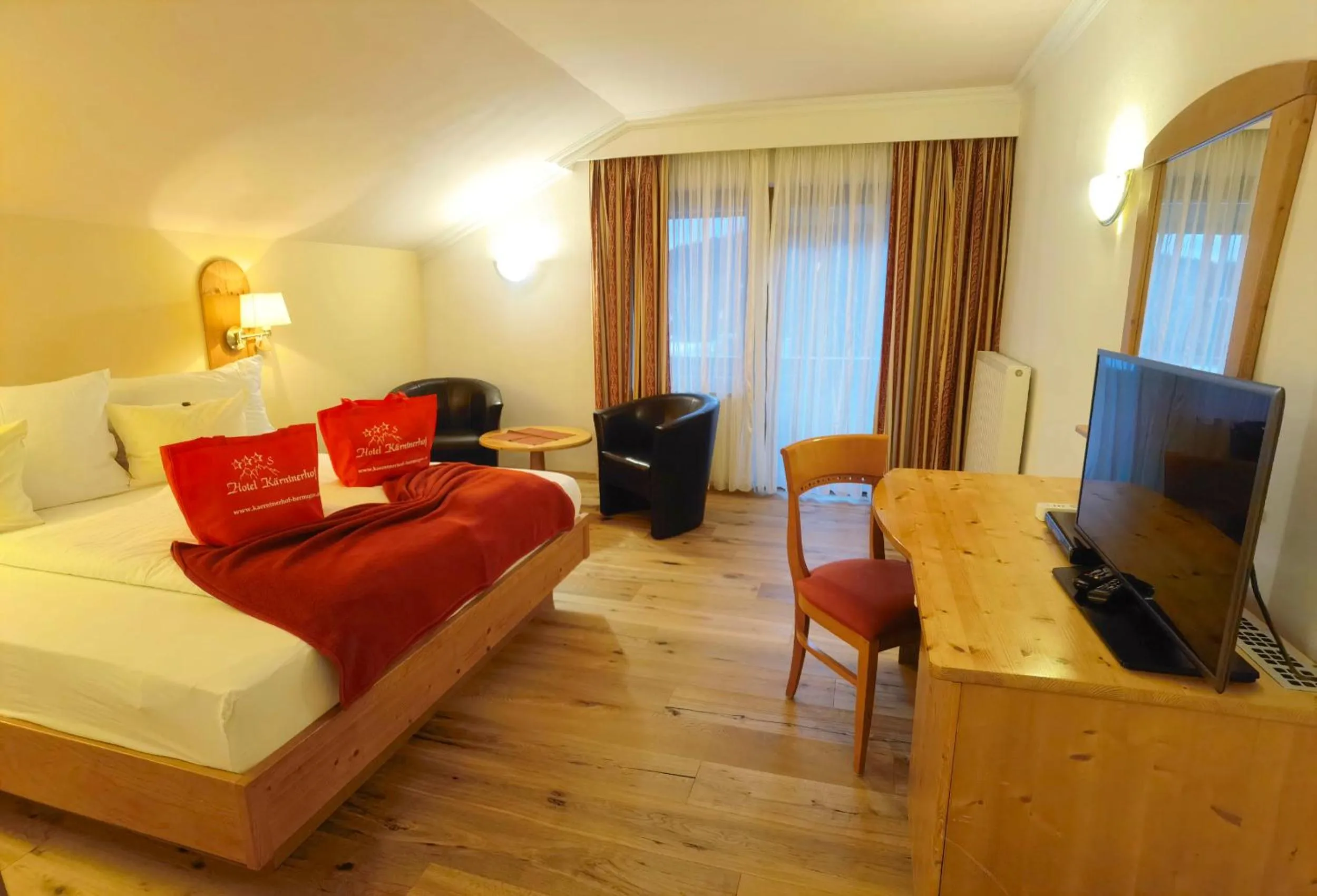 Photo of the whole room, Bed in Hotel Kärntnerhof & Suiten 3-Stern Superior