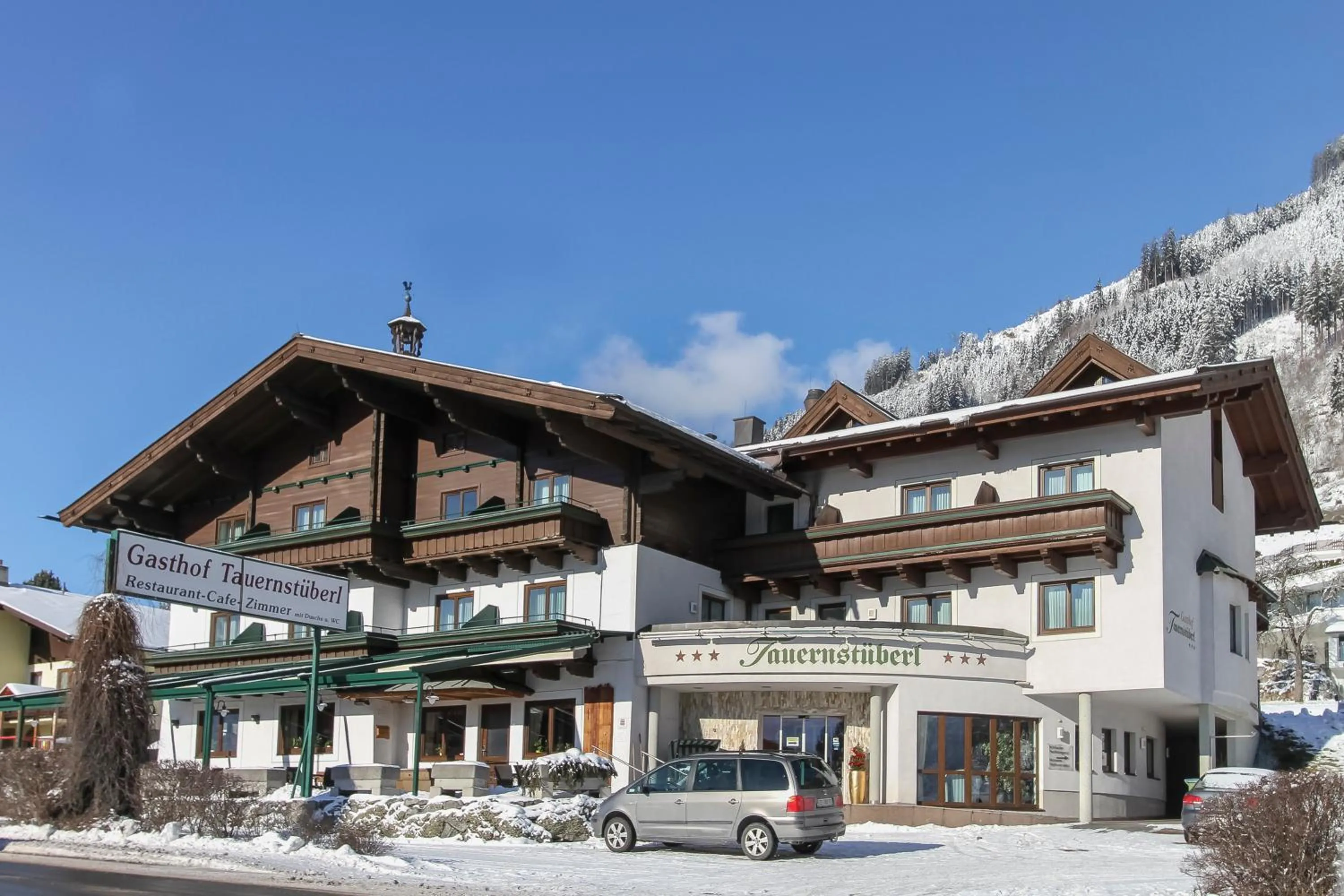 Facade/entrance in Alpenhotel Tauernstüberl