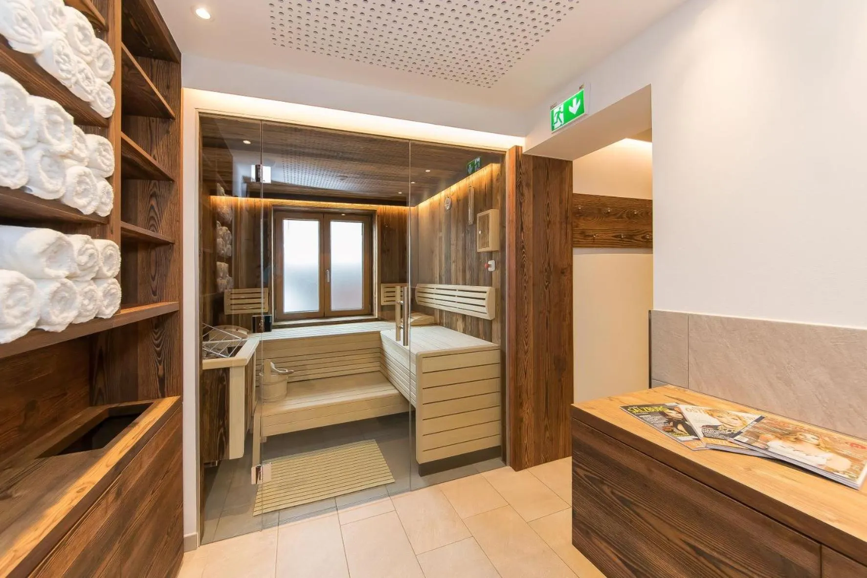 Sauna, Bed in Alpenhotel Tauernstüberl