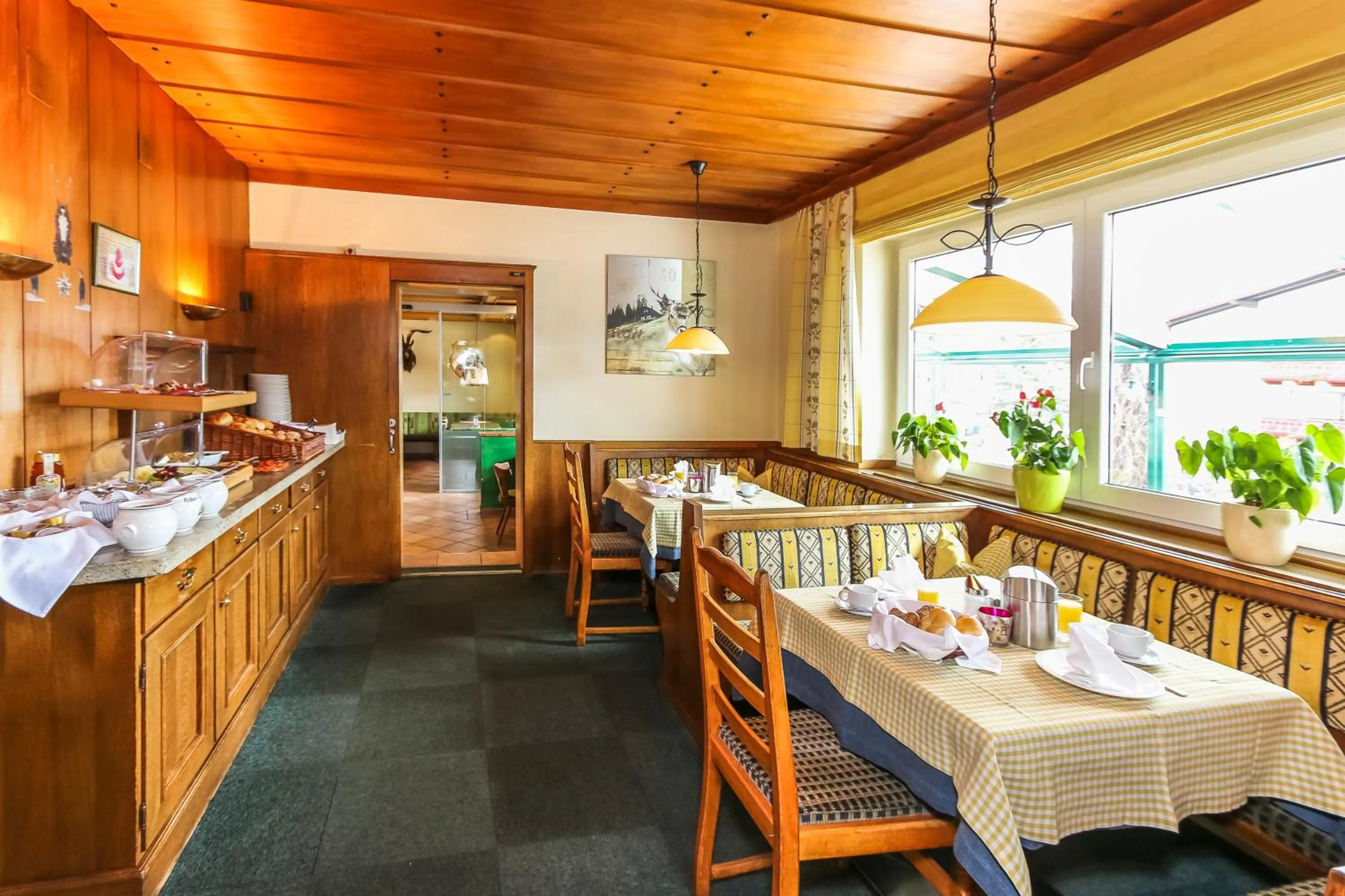 Restaurant/places to eat in Alpenhotel Tauernstüberl