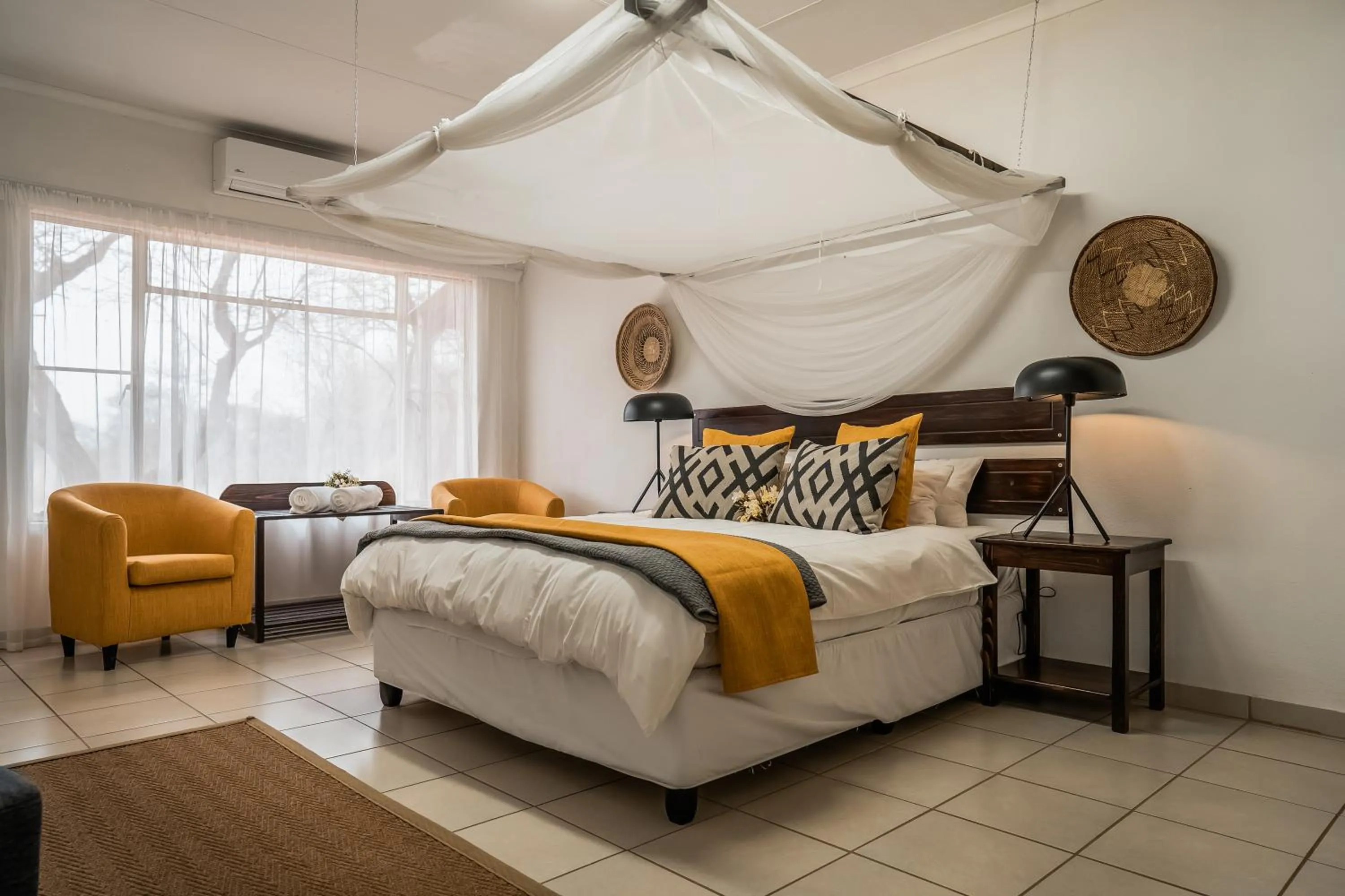 Bedroom, Bed in Tshukudu Game Lodge
