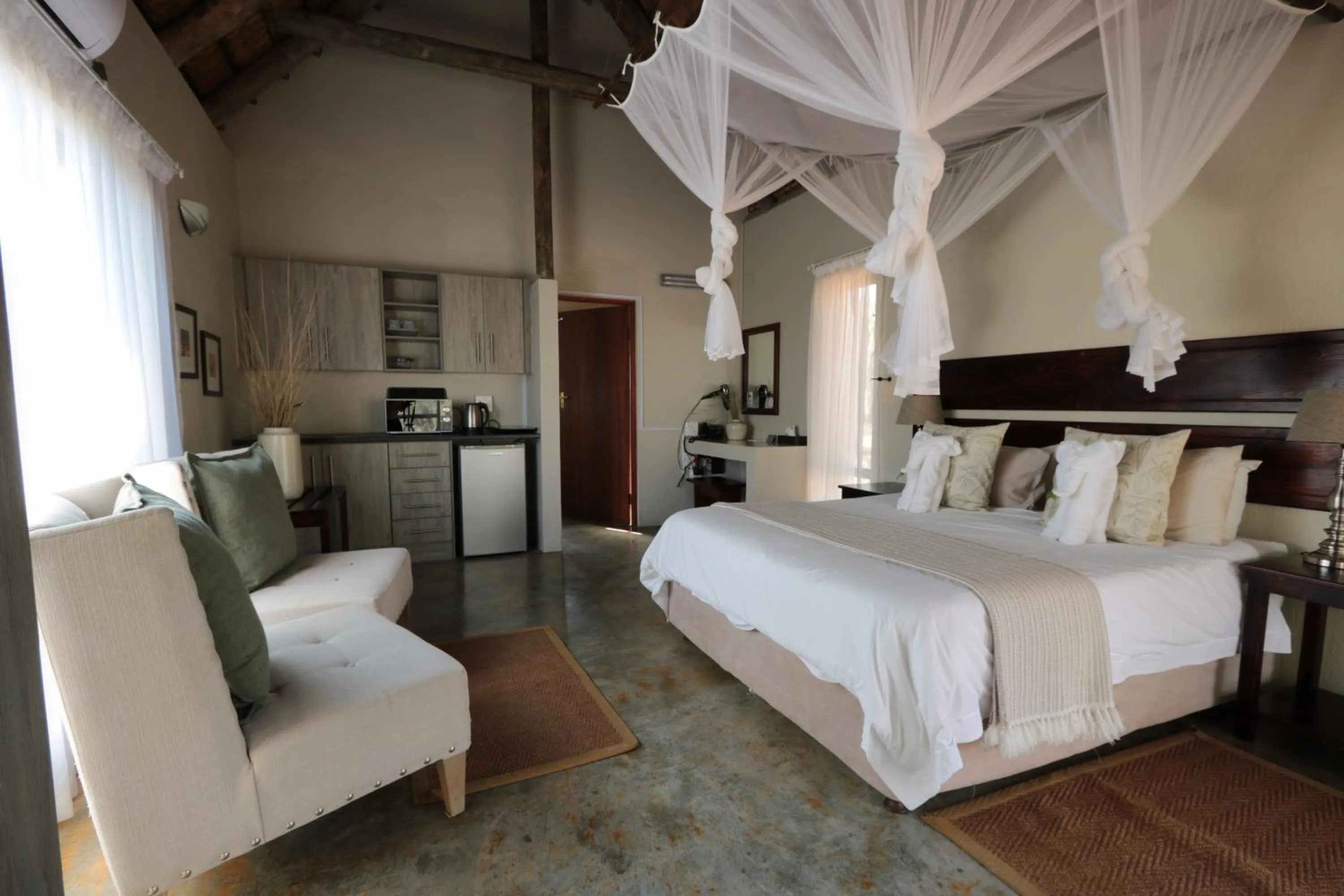 Bed in Tshukudu Game Lodge