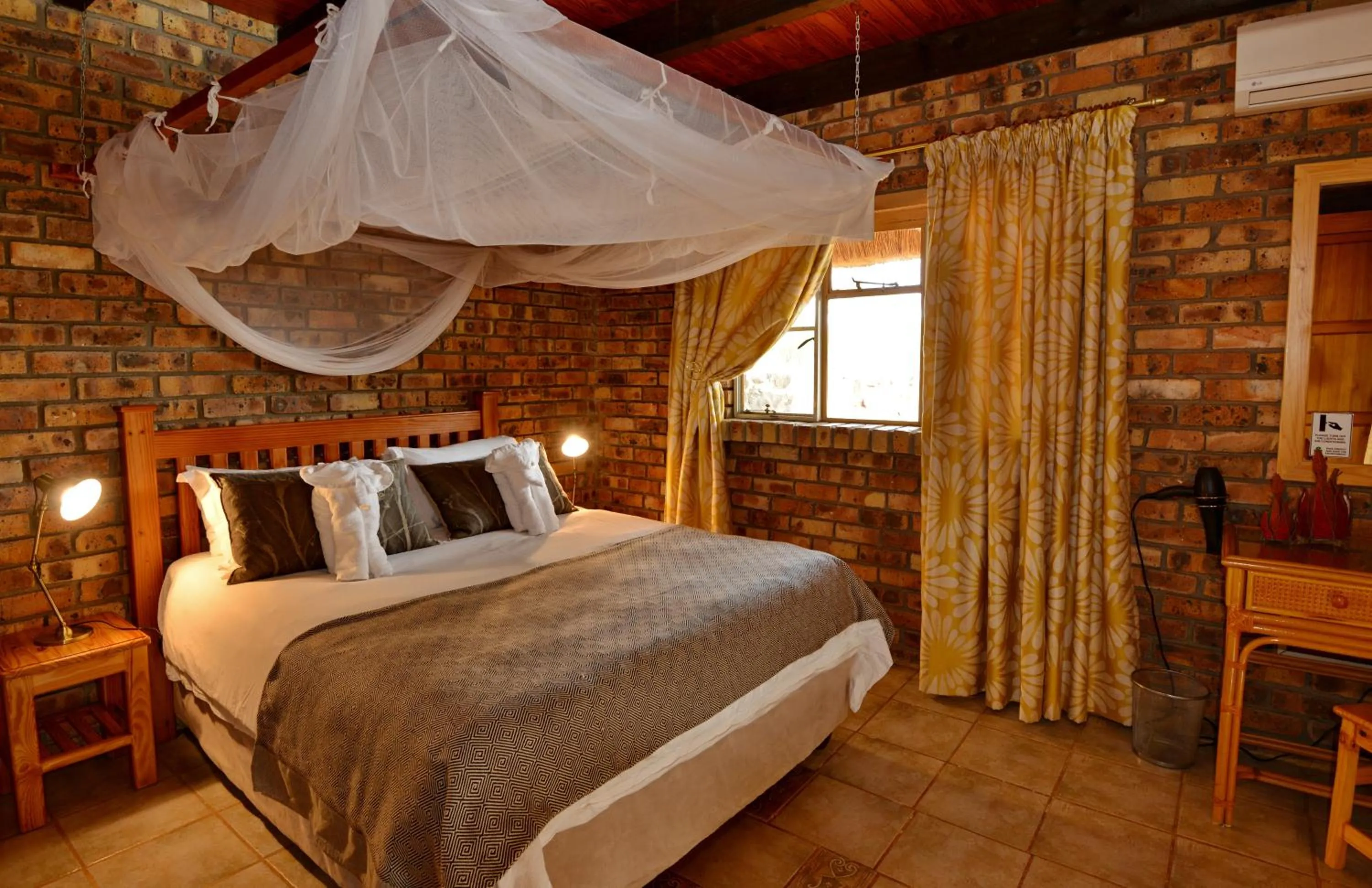 Bed in Tshukudu Game Lodge