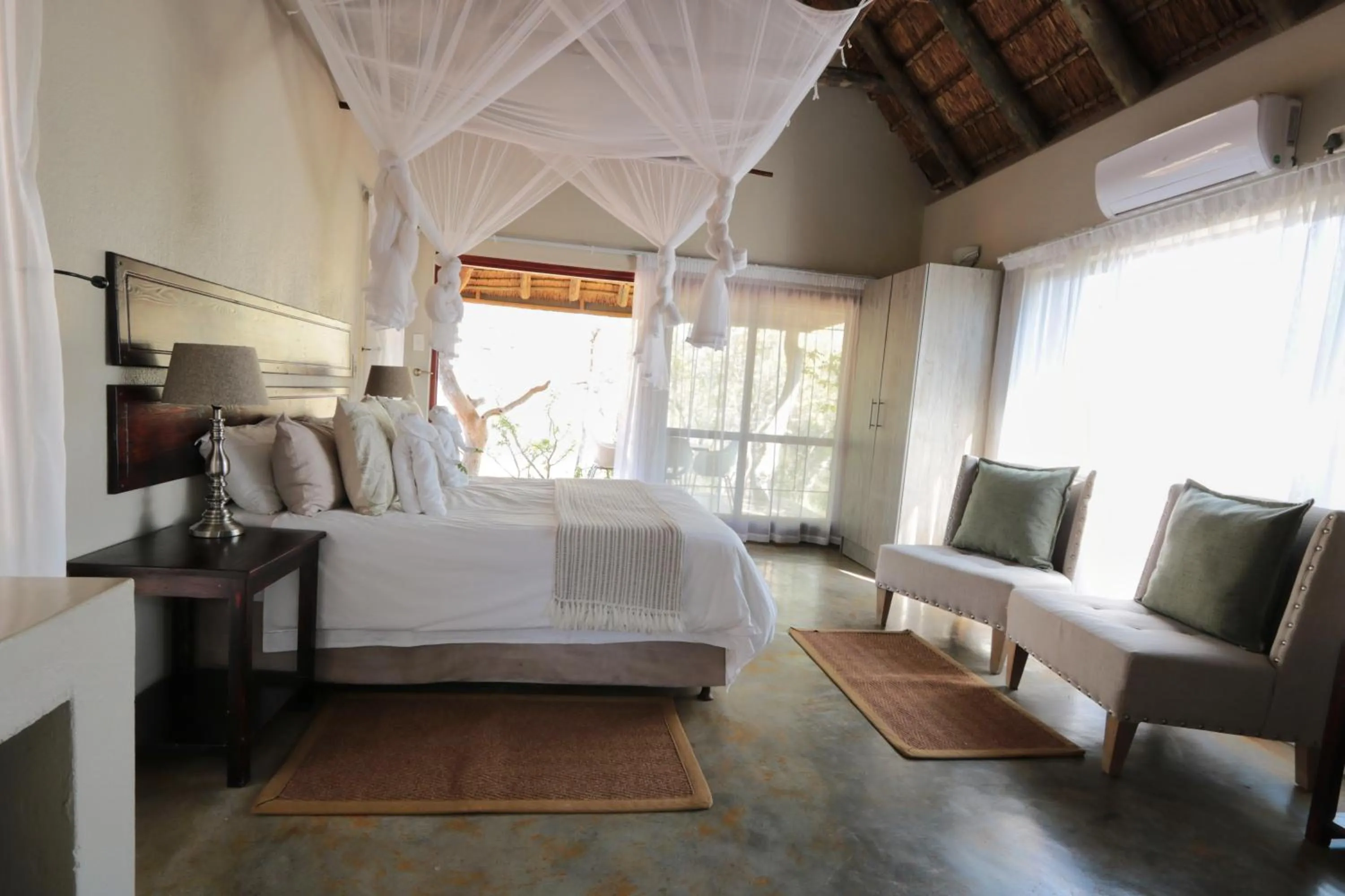 Bed in Tshukudu Game Lodge
