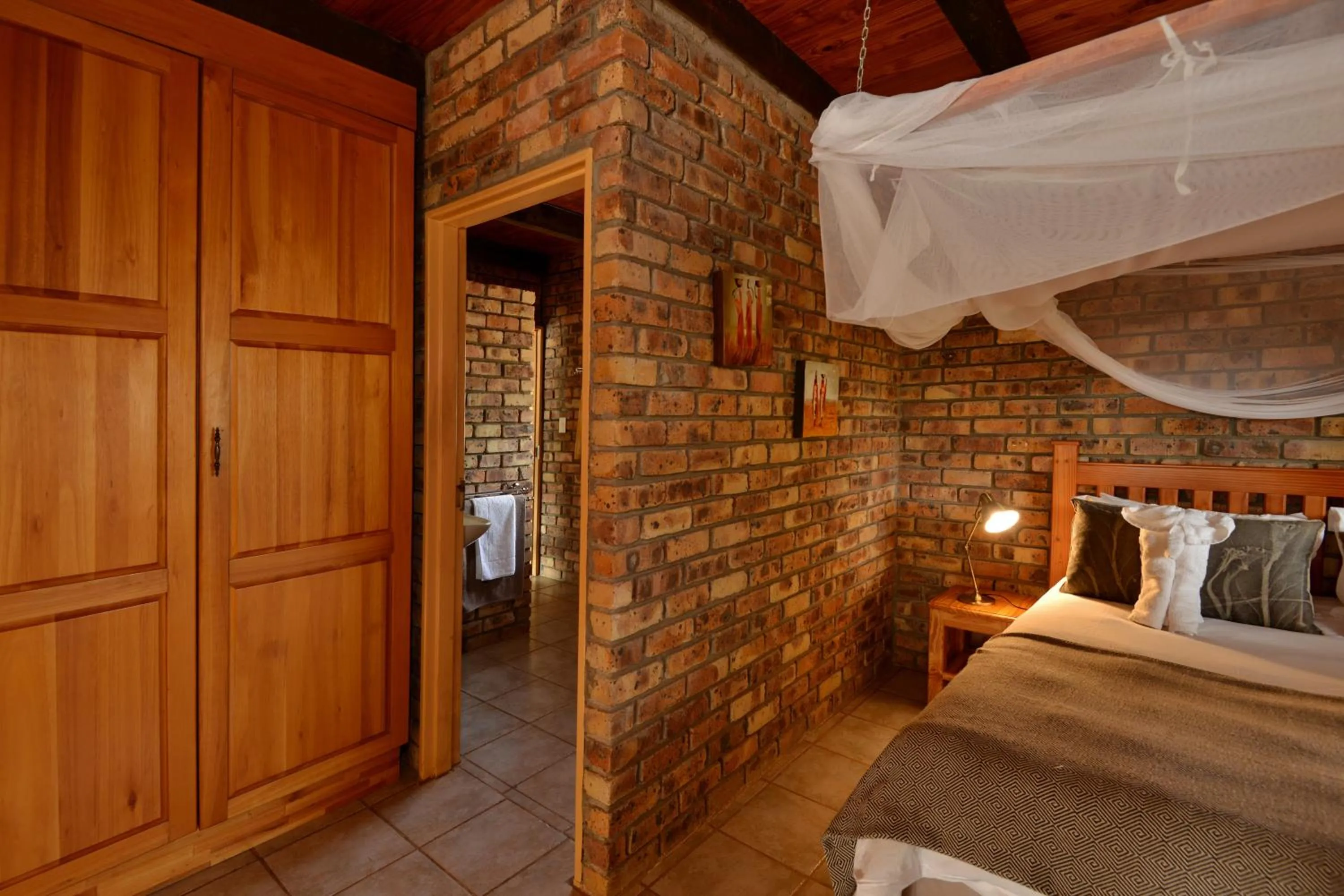 Bed in Tshukudu Game Lodge