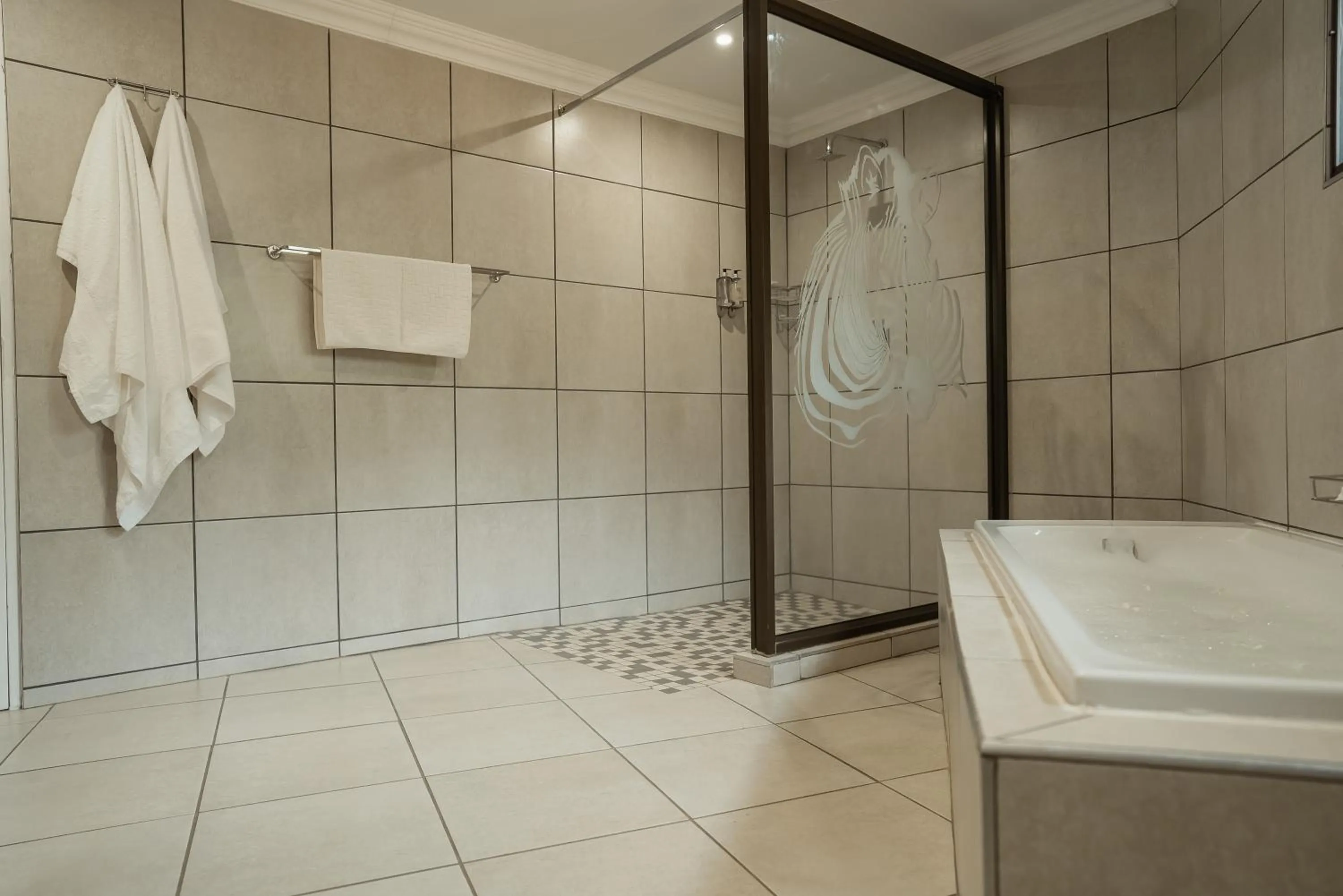 Bathroom in Tshukudu Game Lodge